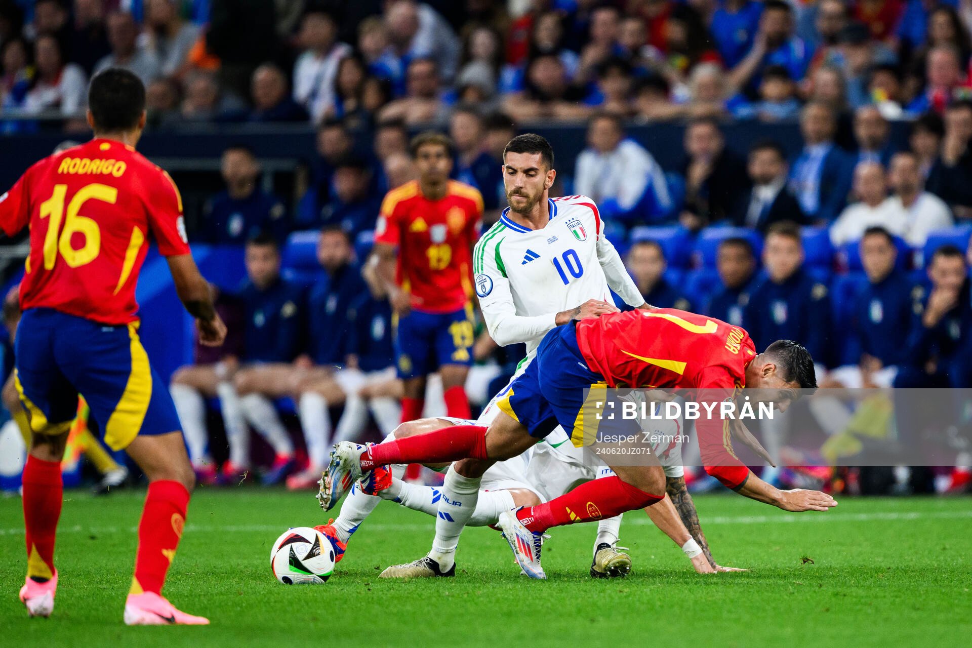 Lorenzo Pellegrini of Italy and Alvaro Morata of Spain
