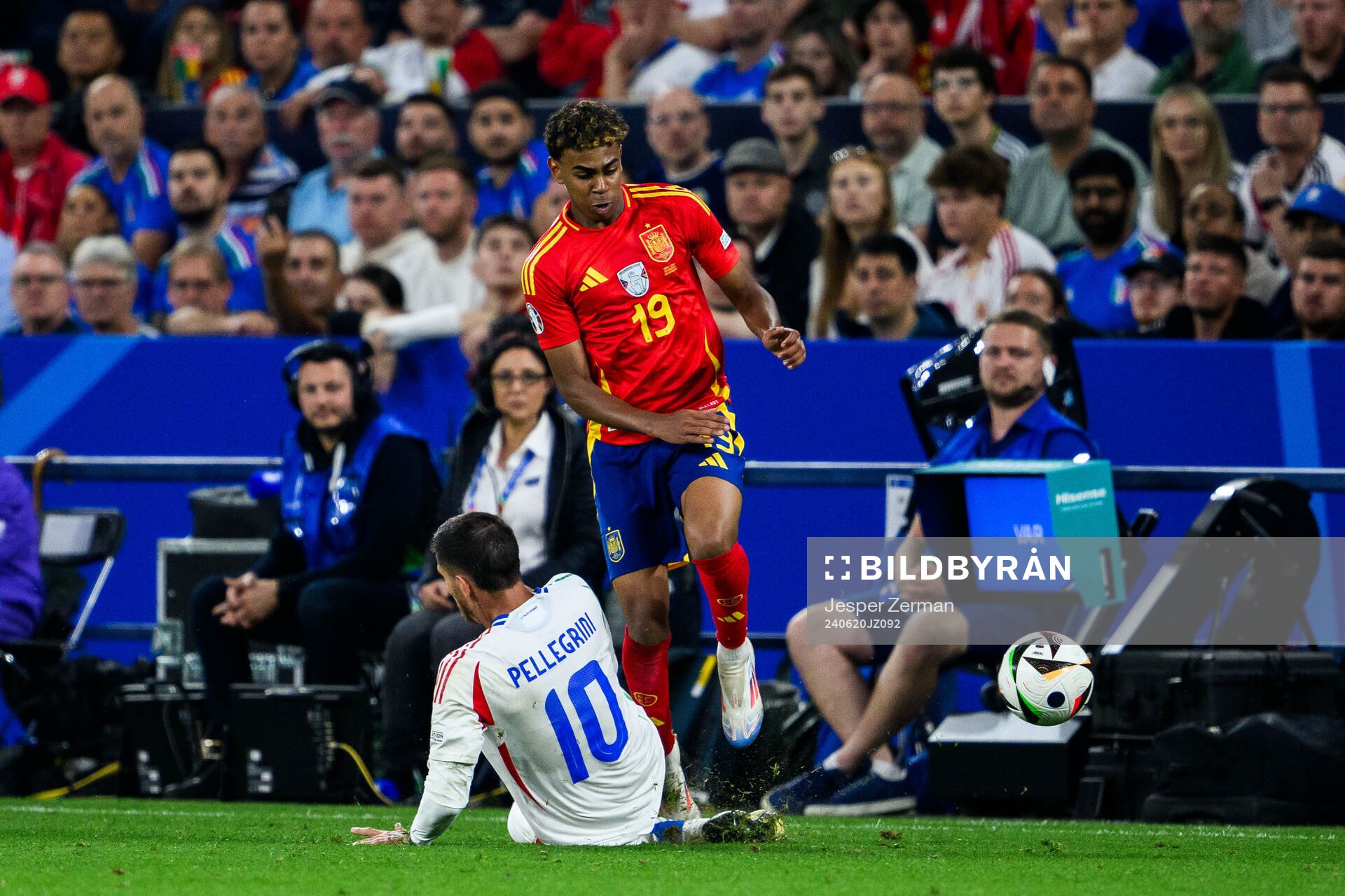 Lorenzo Pellegrini of Italy and Lamine Yamal of Spain during the UEFA Euro 2024 Football Championship match between Spain and Italy on June 20, 2024 in Gelsenkirchen.