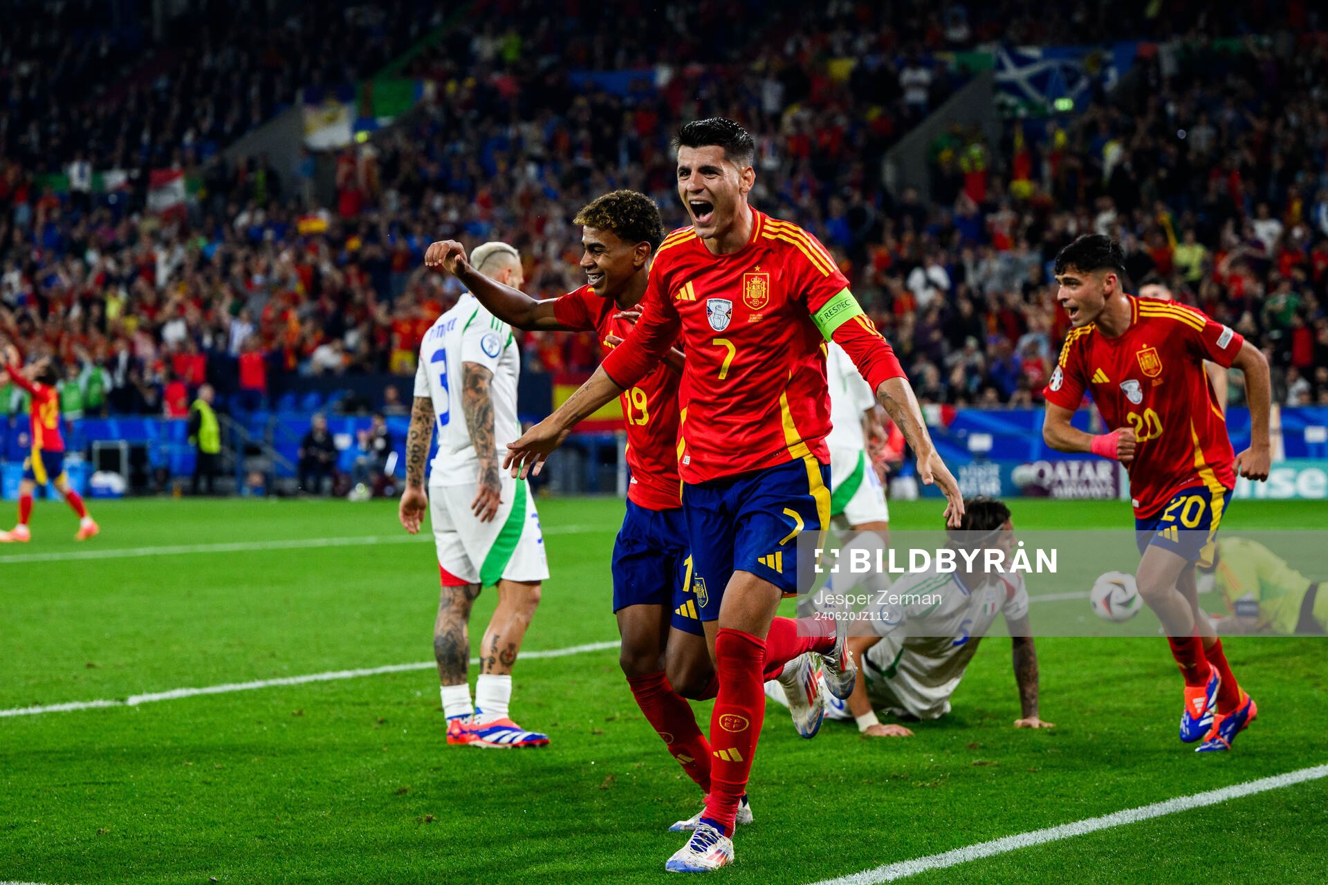 Lamine Yamal and Alvaro Morata of Spain celebrate