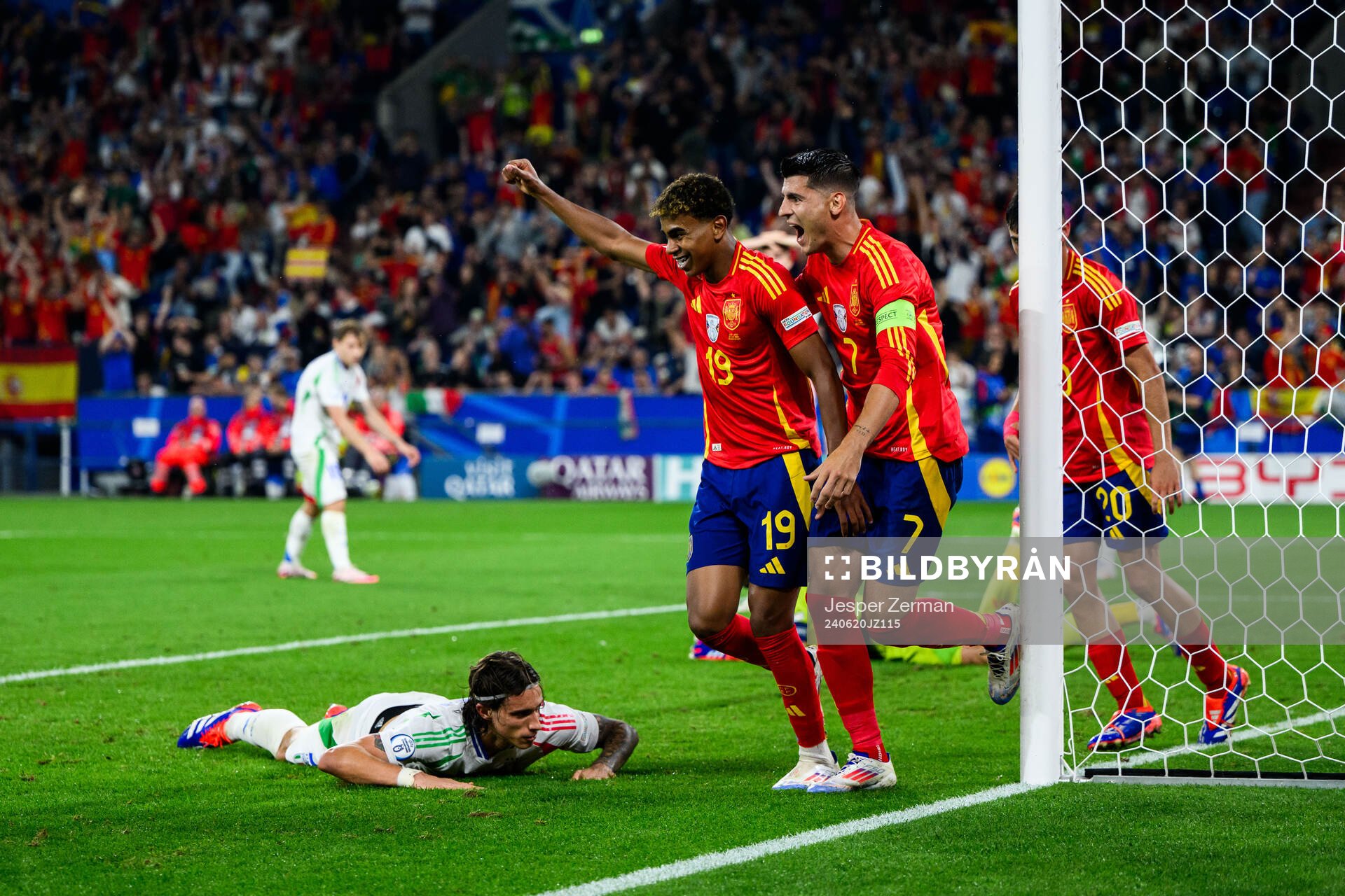 Lamine Yamal and Alvaro Morata of Spain celebrate while