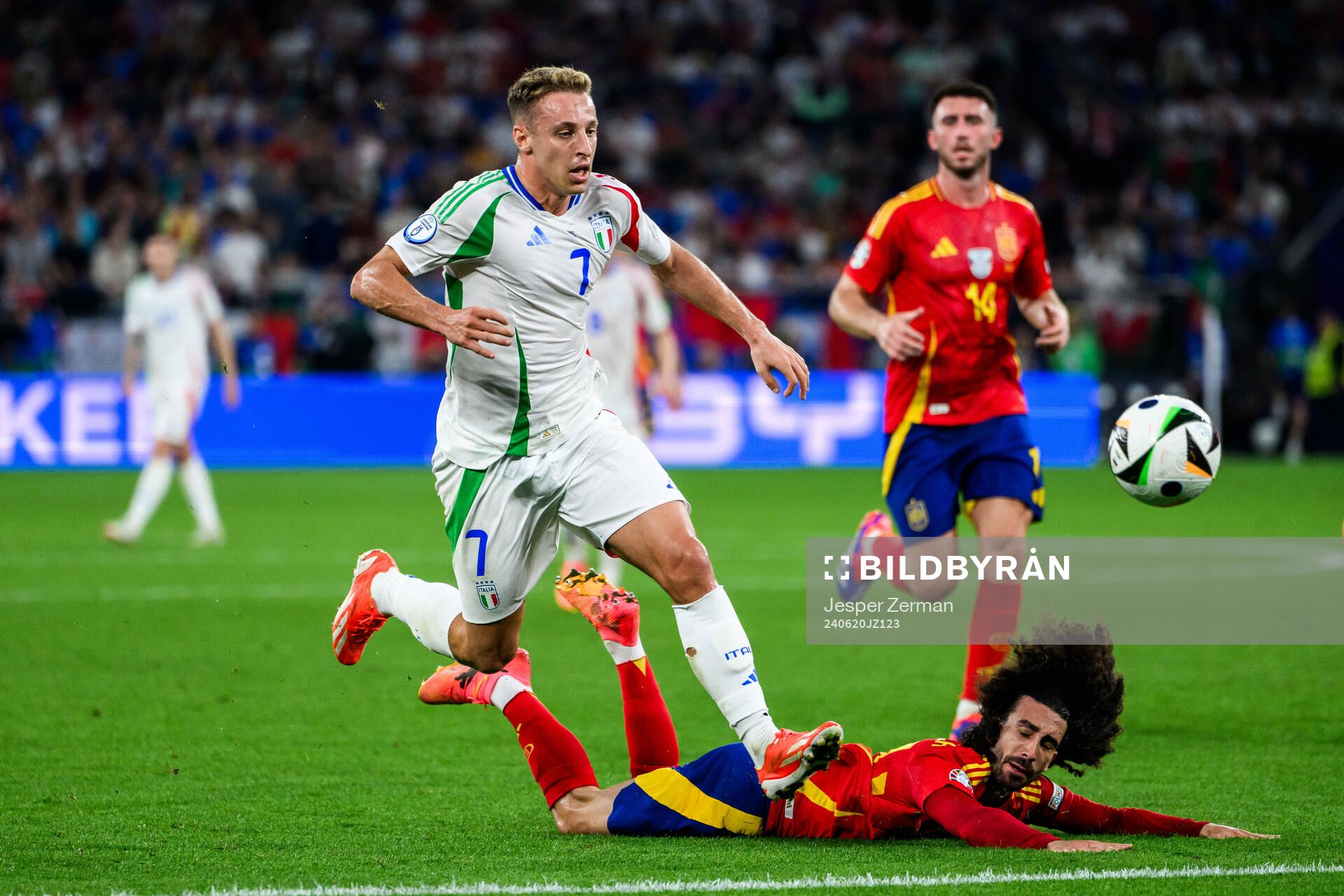 Davide Frattesi of Italy and Marc Cucurella of Spain