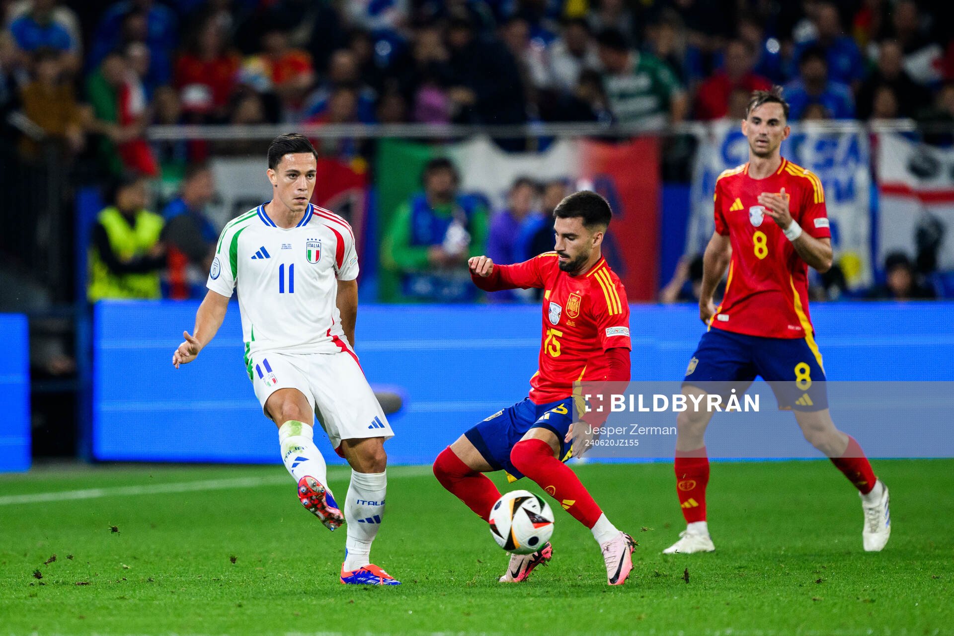 Giacomo Raspadori of Italy and Alejandro Baena of Spain