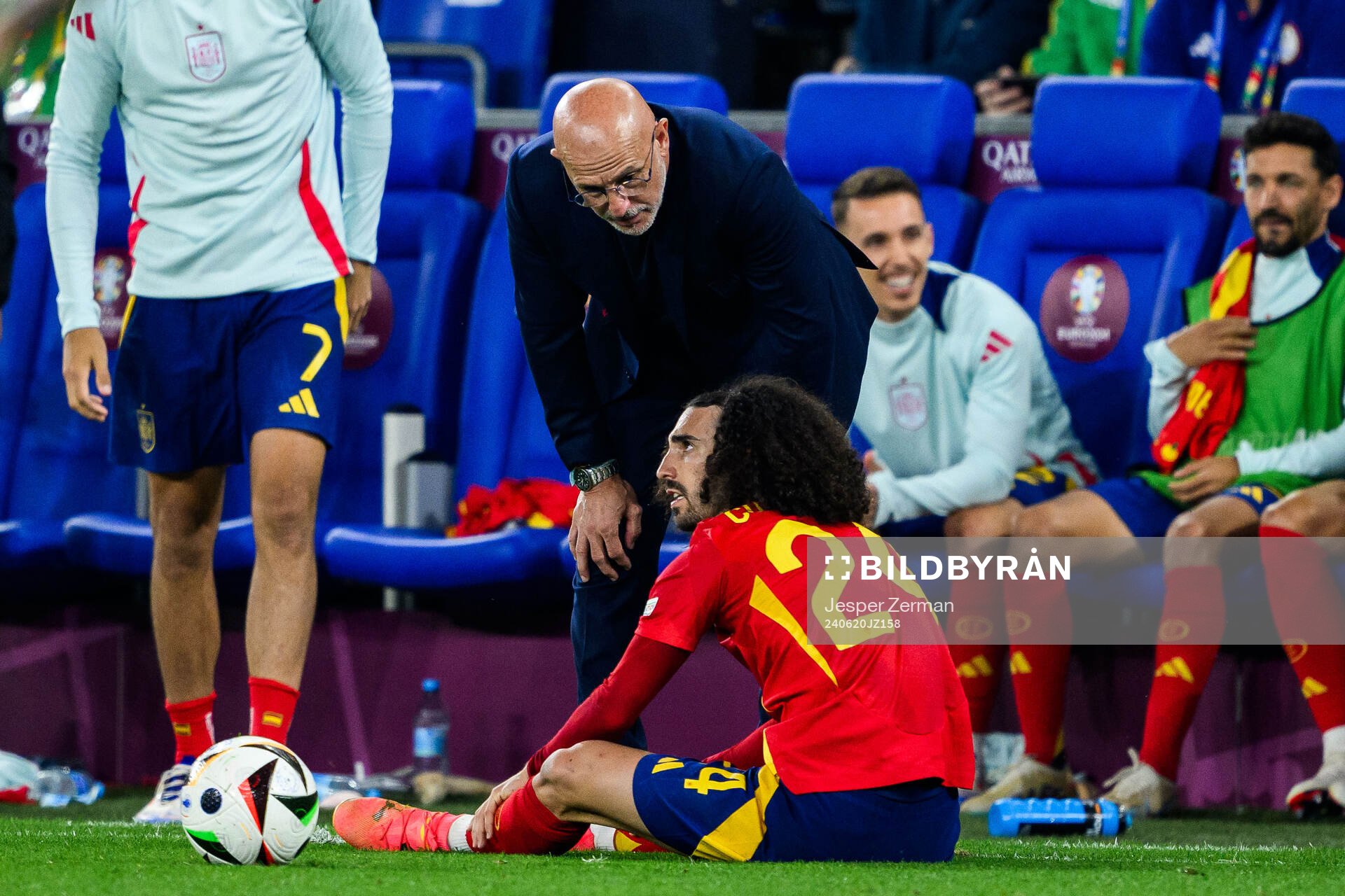 Head coach Luis De La Fuente and Marc Cucurella of Spain