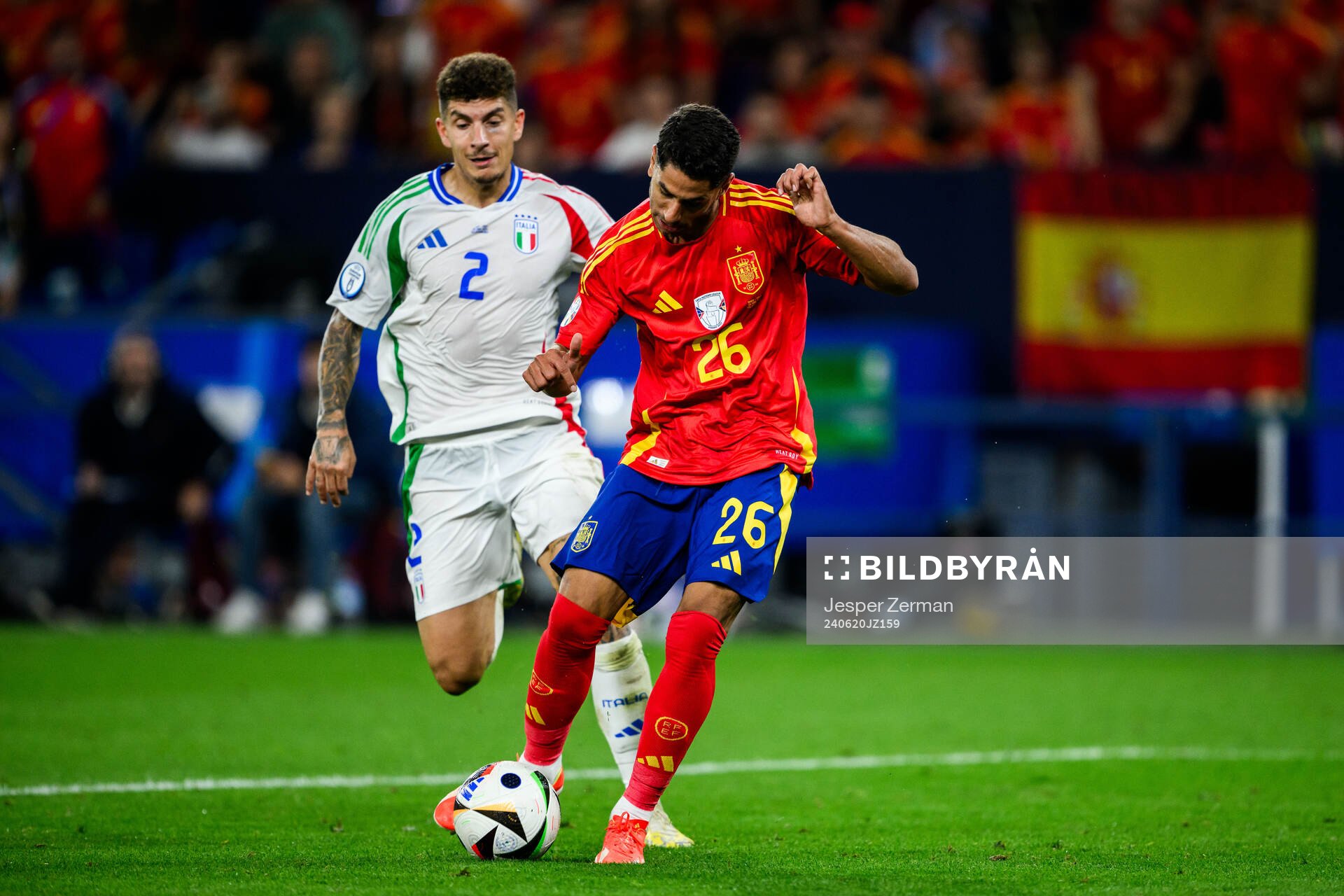 Giovanni Di Lorenzo of Italy and Ayoze Perez of Spain