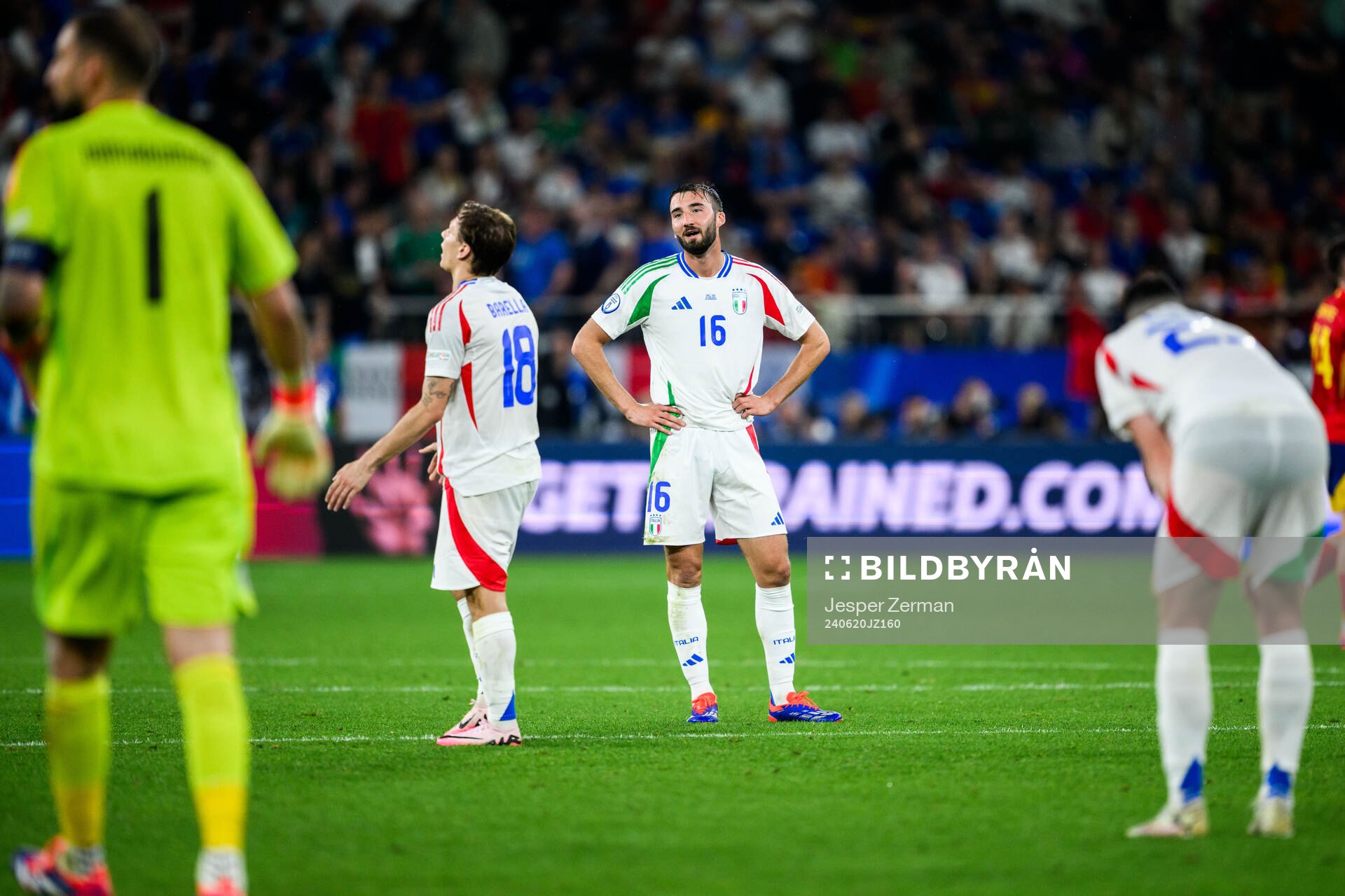 Nicolo Barella and Bryan Cristante of Italy look dejected