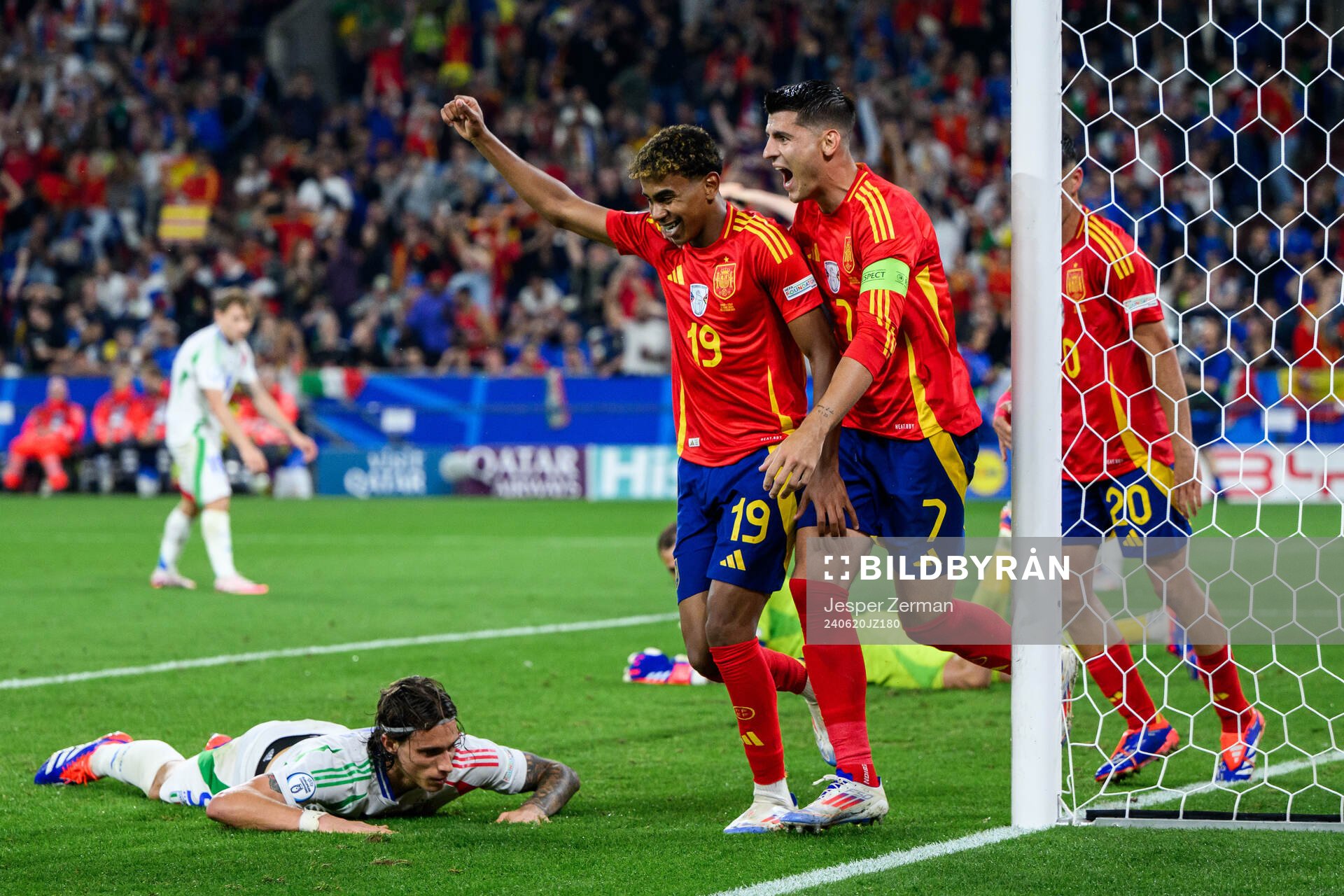 Lamine Yamal and Alvaro Morata of Spain celebrate