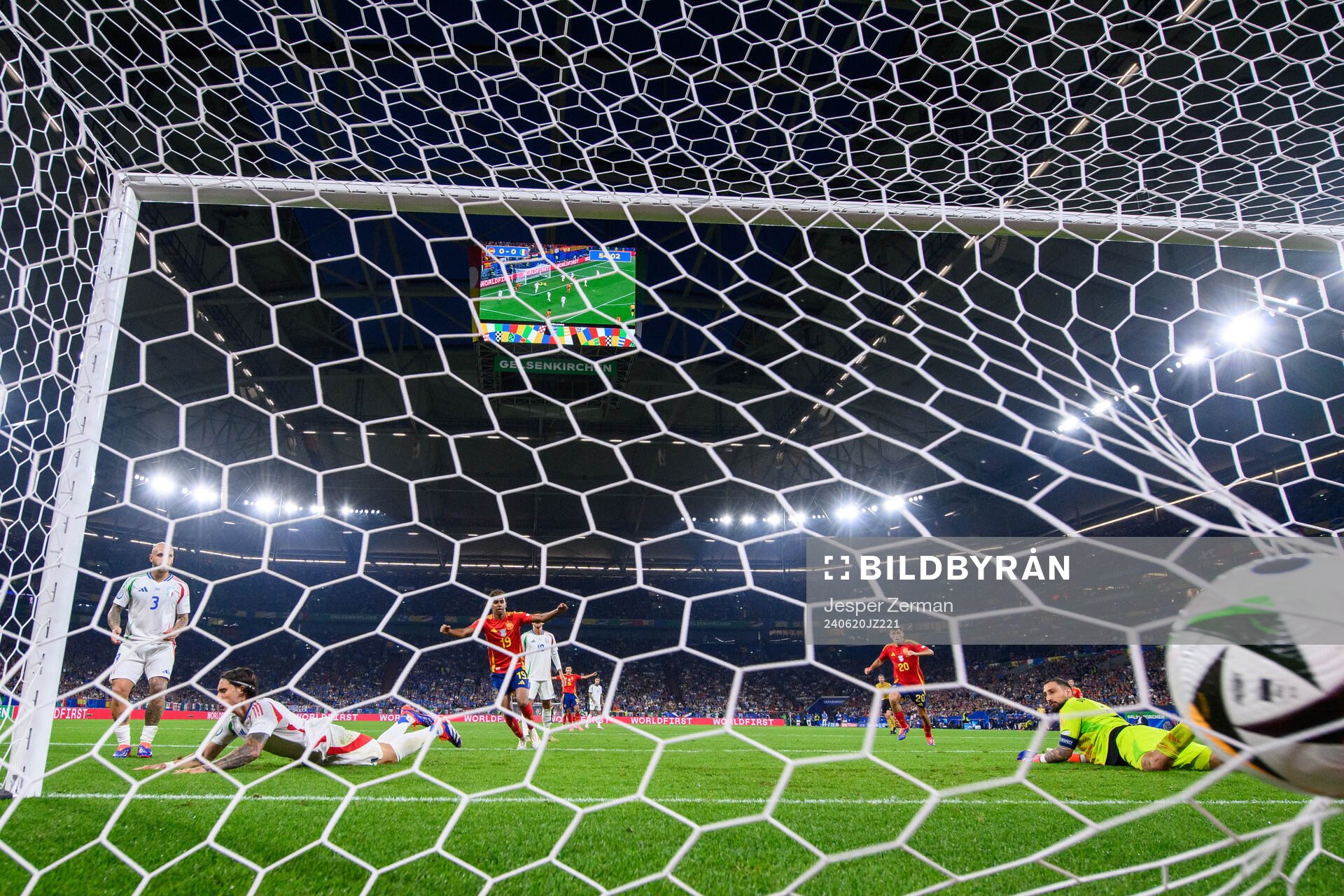 Lamine Yamal of Spain celebrates as Riccardo Calafiori of