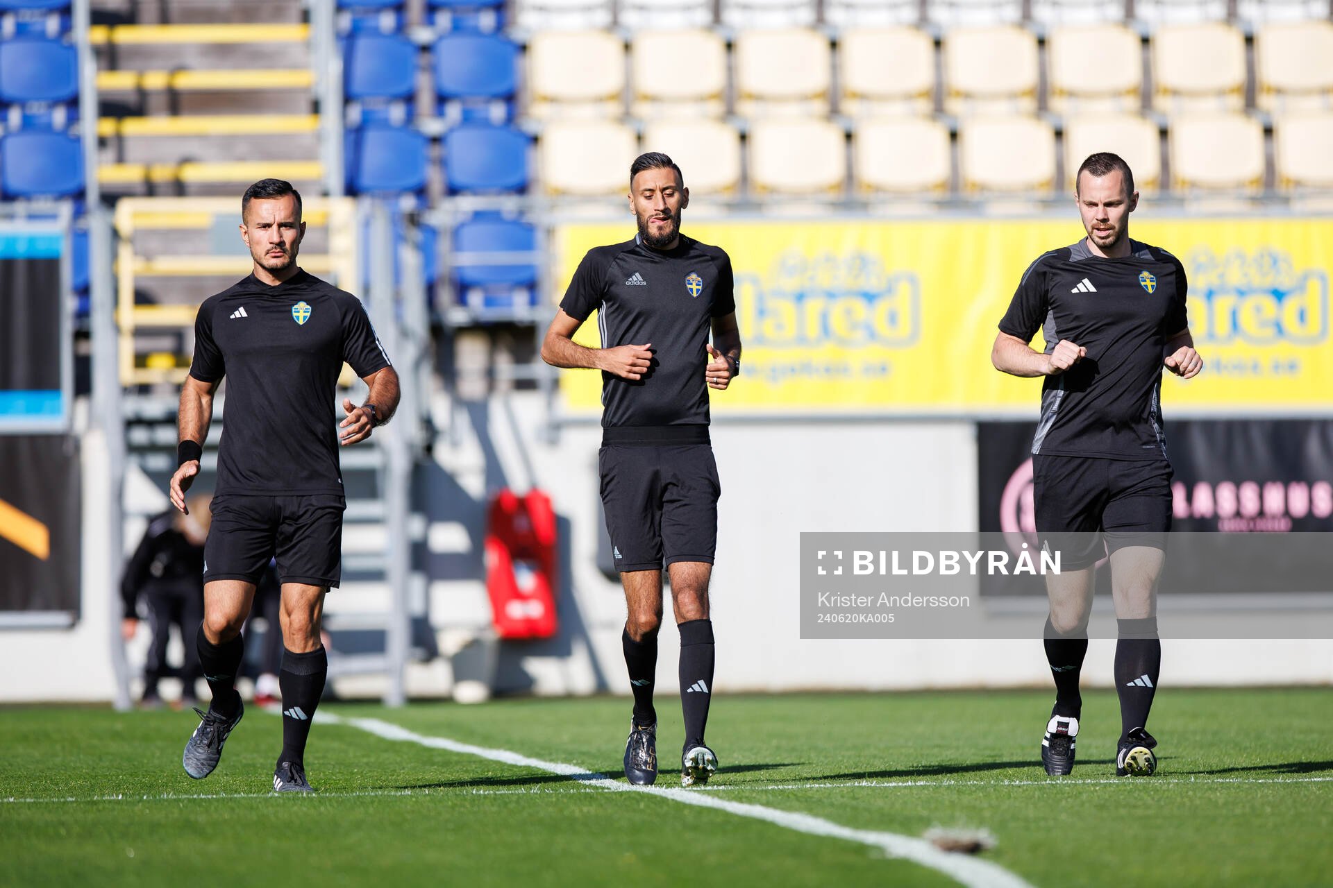 Domare Mohamed Rachid med assisterande domarna Emre Akan