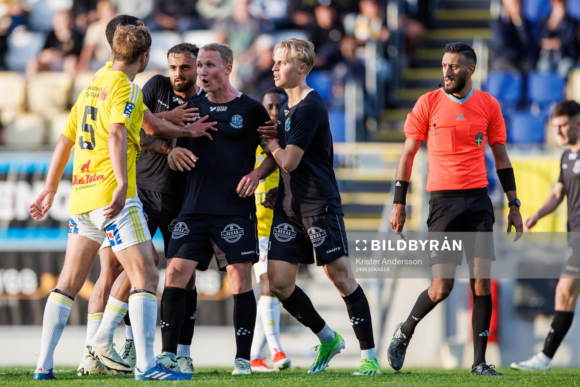 Oroligt under fotbollsmatchen i Ettan södra mellan Falkenberg och Lunds BK den 20 juni 2024 i Falkenberg. 