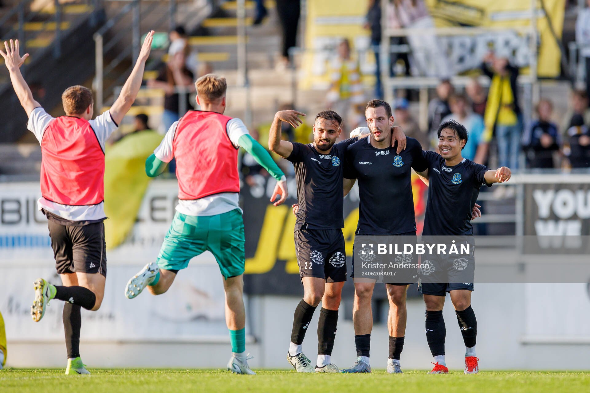 Lunds Viktor Ekblom jublar med Jamshed Asekzai och Eddie Tran efter fotbollsmatchen i Ettan södra mellan Falkenberg och Lunds BK den 20 juni 2024 i Falkenberg.