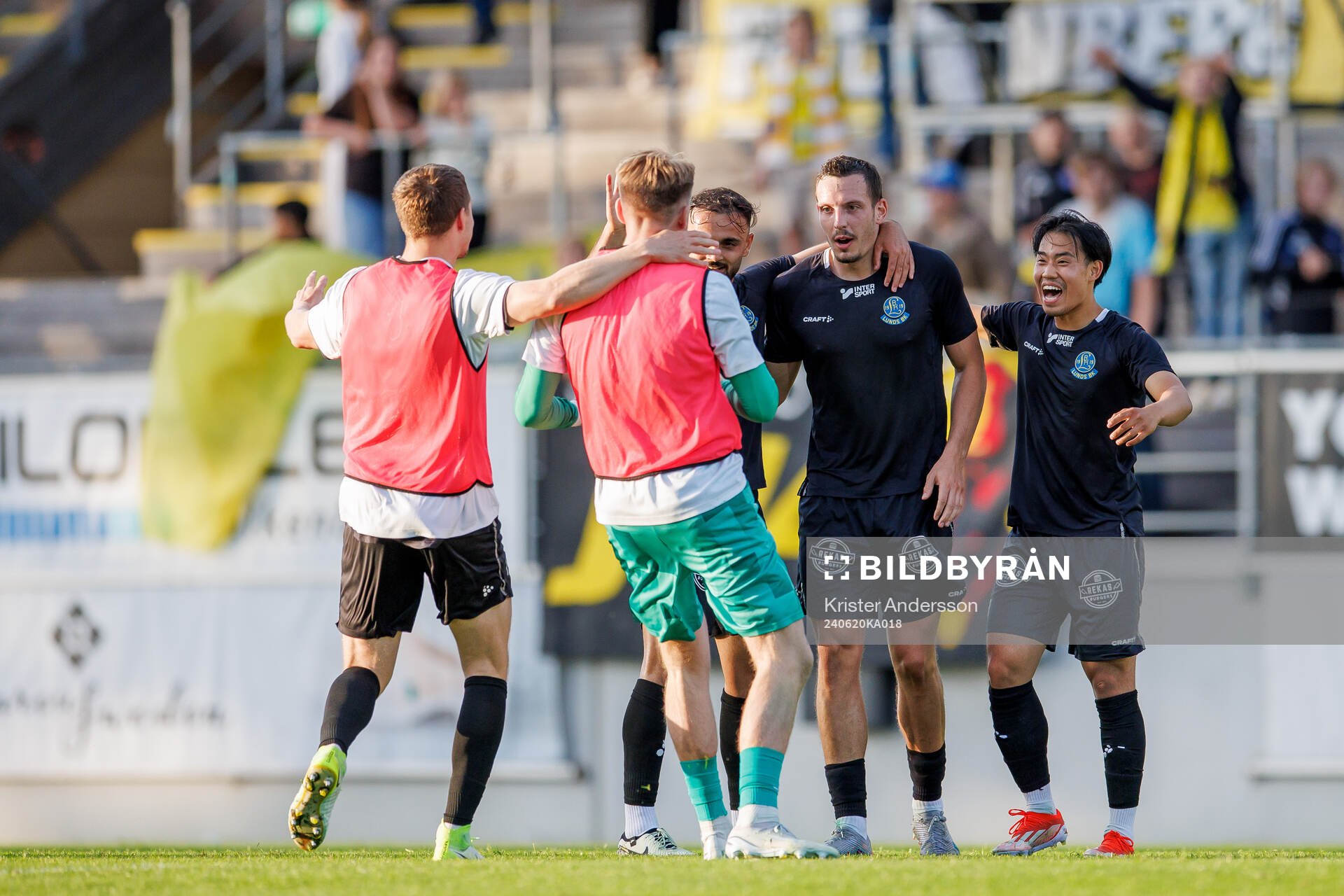 Lunds Viktor Ekblom jublar med Jamshed Asekzai och Eddie Tran efter fotbollsmatchen i Ettan södra mellan Falkenberg och Lunds BK den 20 juni 2024 i Falkenberg.