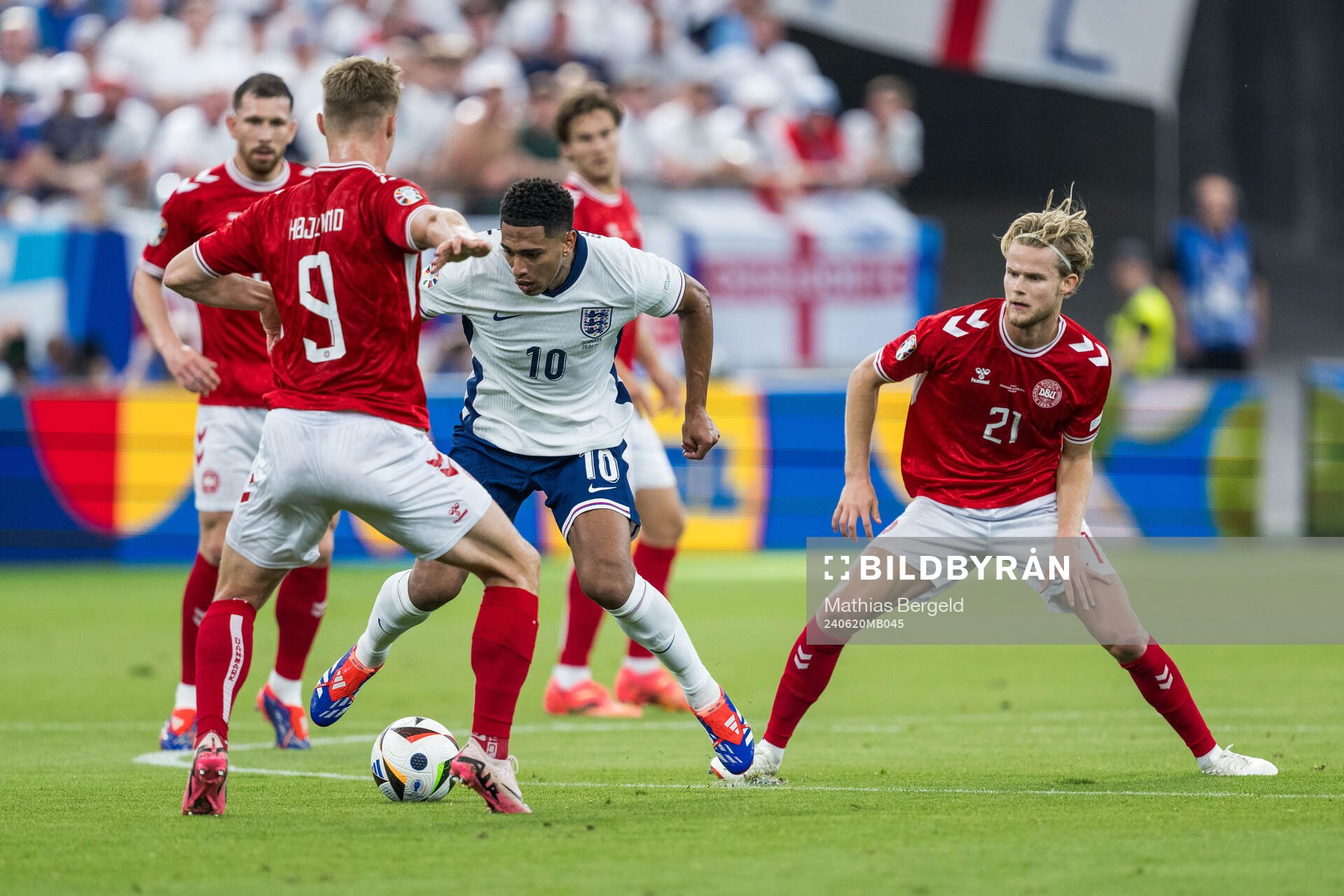 Jude Bellingham of England and Morten Hjulmand of Denmark