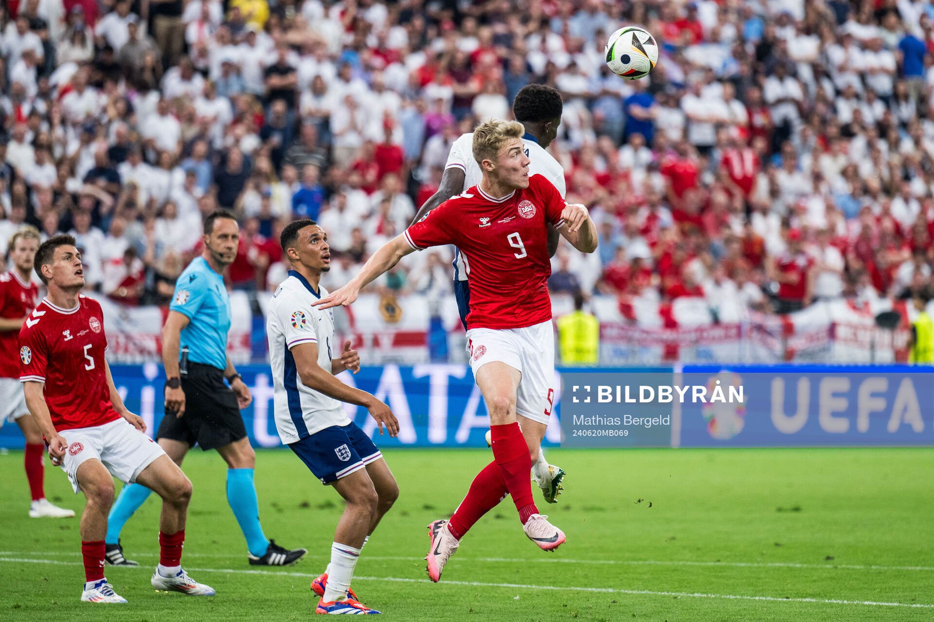 Rasmus Højlund of Denmark and Bukayo Saka of England