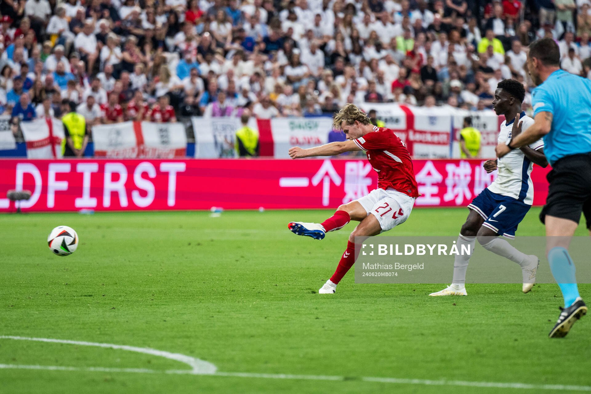 Morten Hjulmand of Denmark scores 1-1