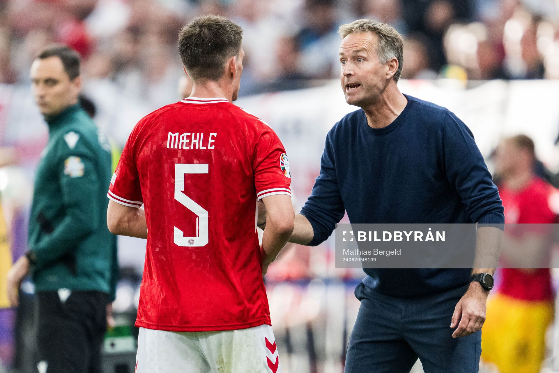 Joakim Mæhle and head coach Kasper Hjulmand of Denmark