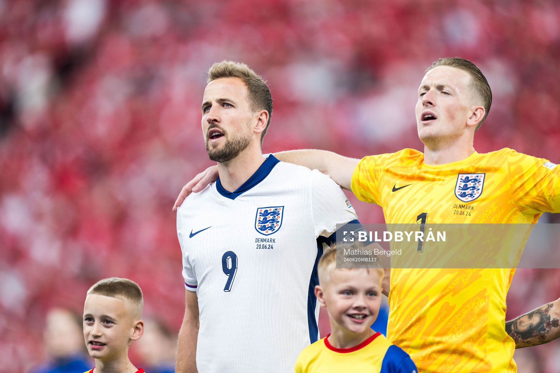 Harry Kane and goalkeeper Jordan Pickford of England