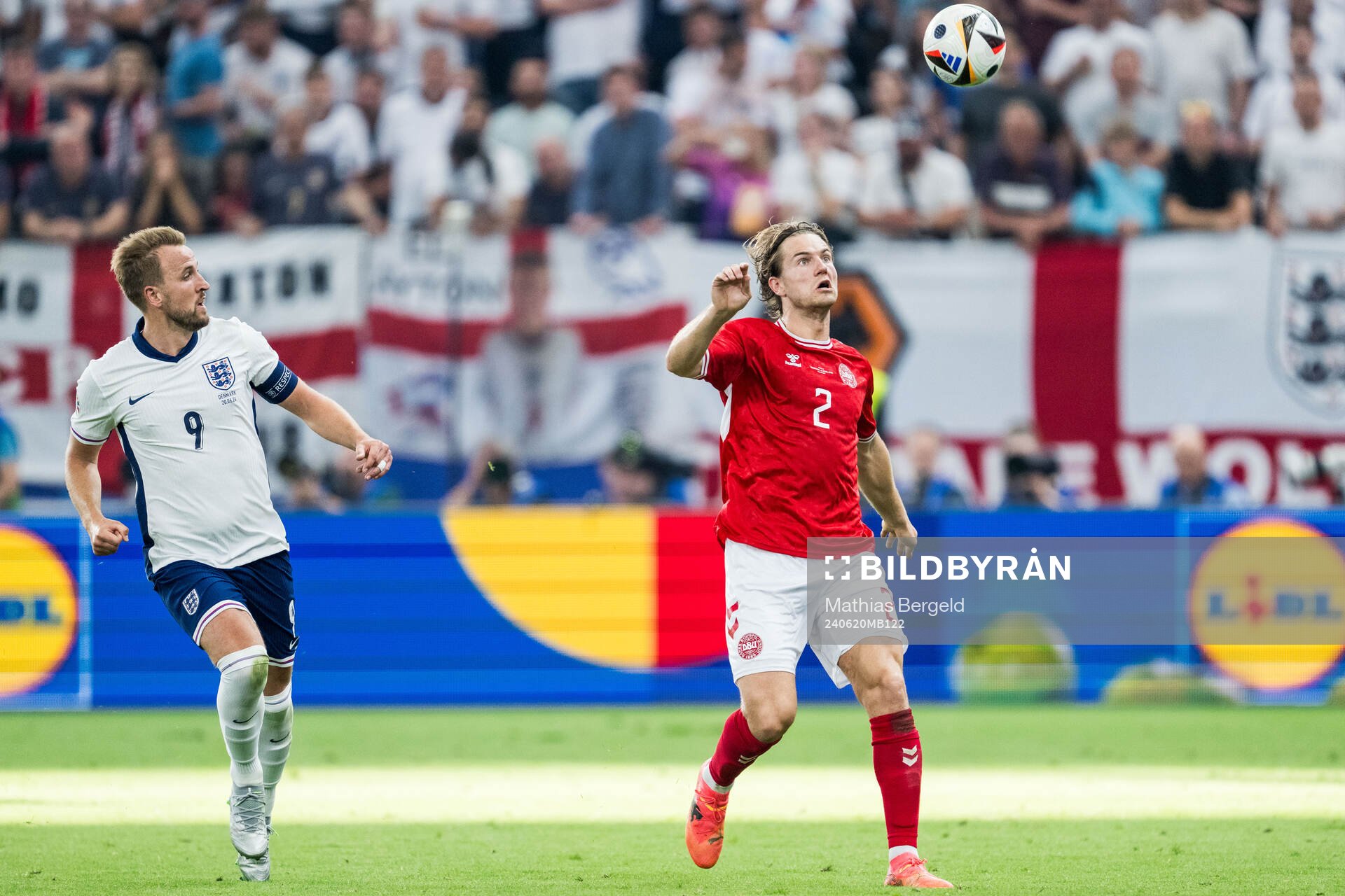 Harry Kane of England and Joachim Christian Andersen of