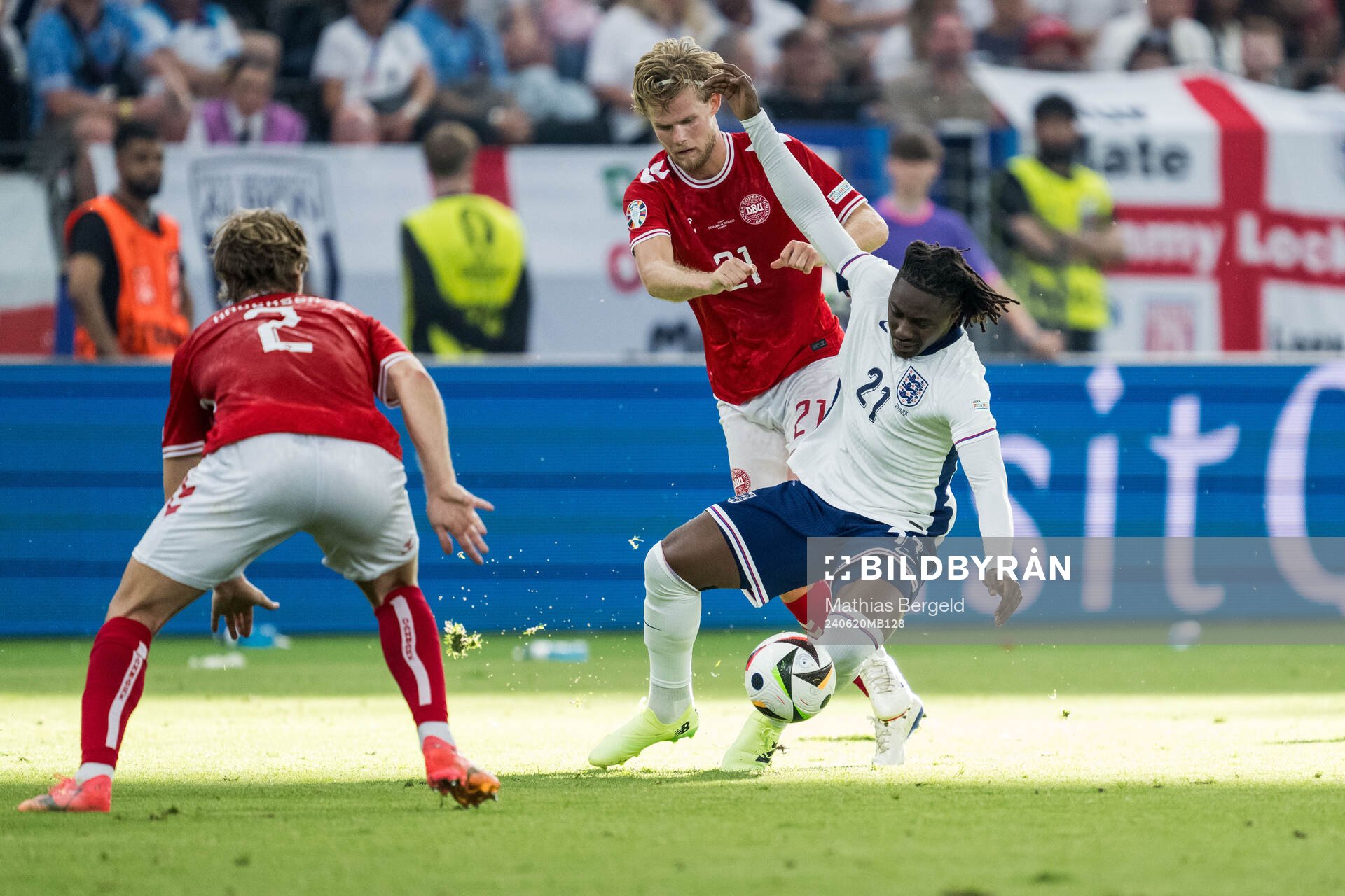 Morten Hjulmand of Denmark and Eberechi Eze of England