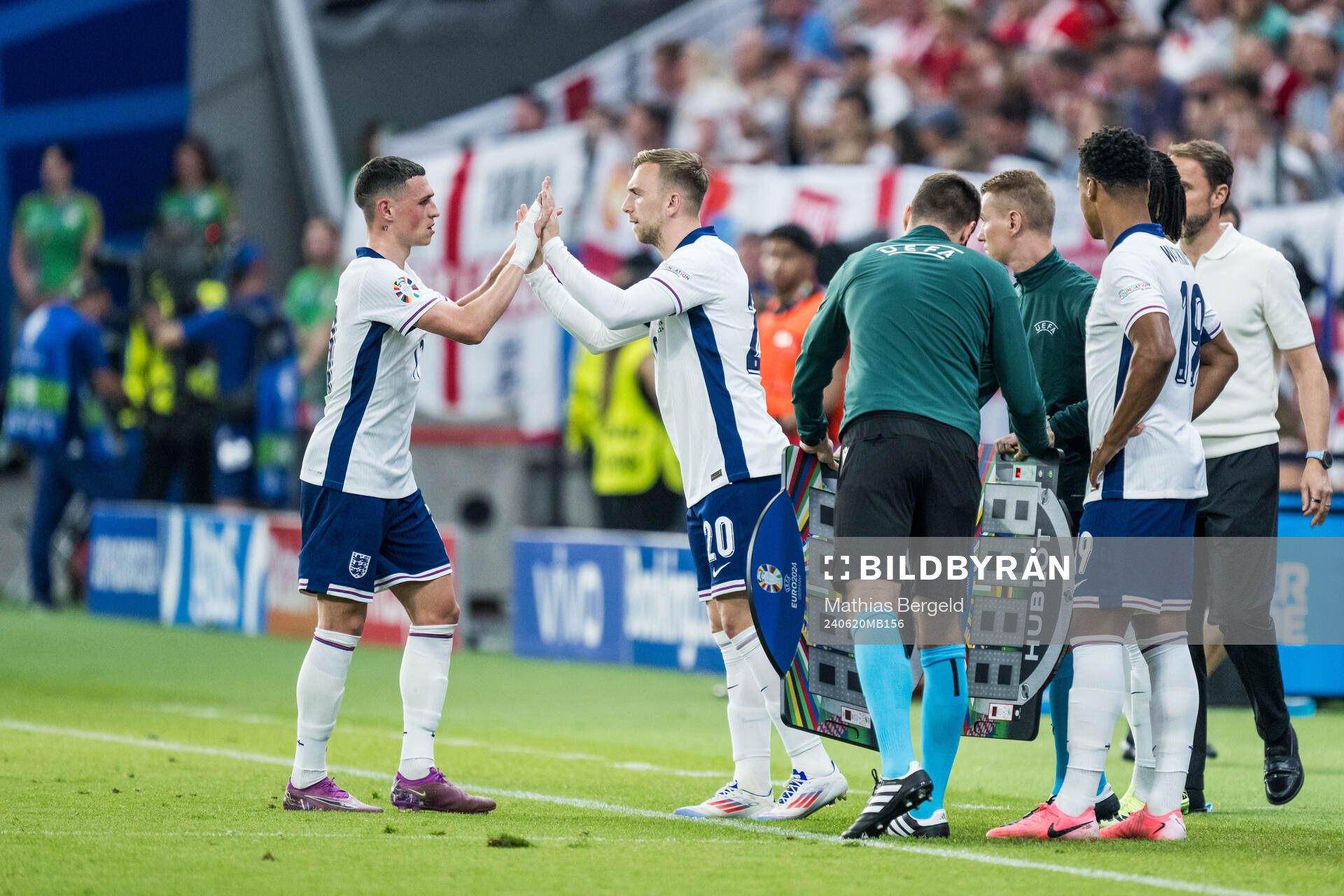 Phil Foden and Jarrod Bowen of England