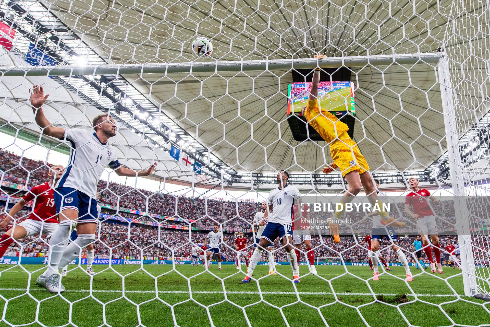 Harry Kane and goalkeeper Jordan Pickford of England