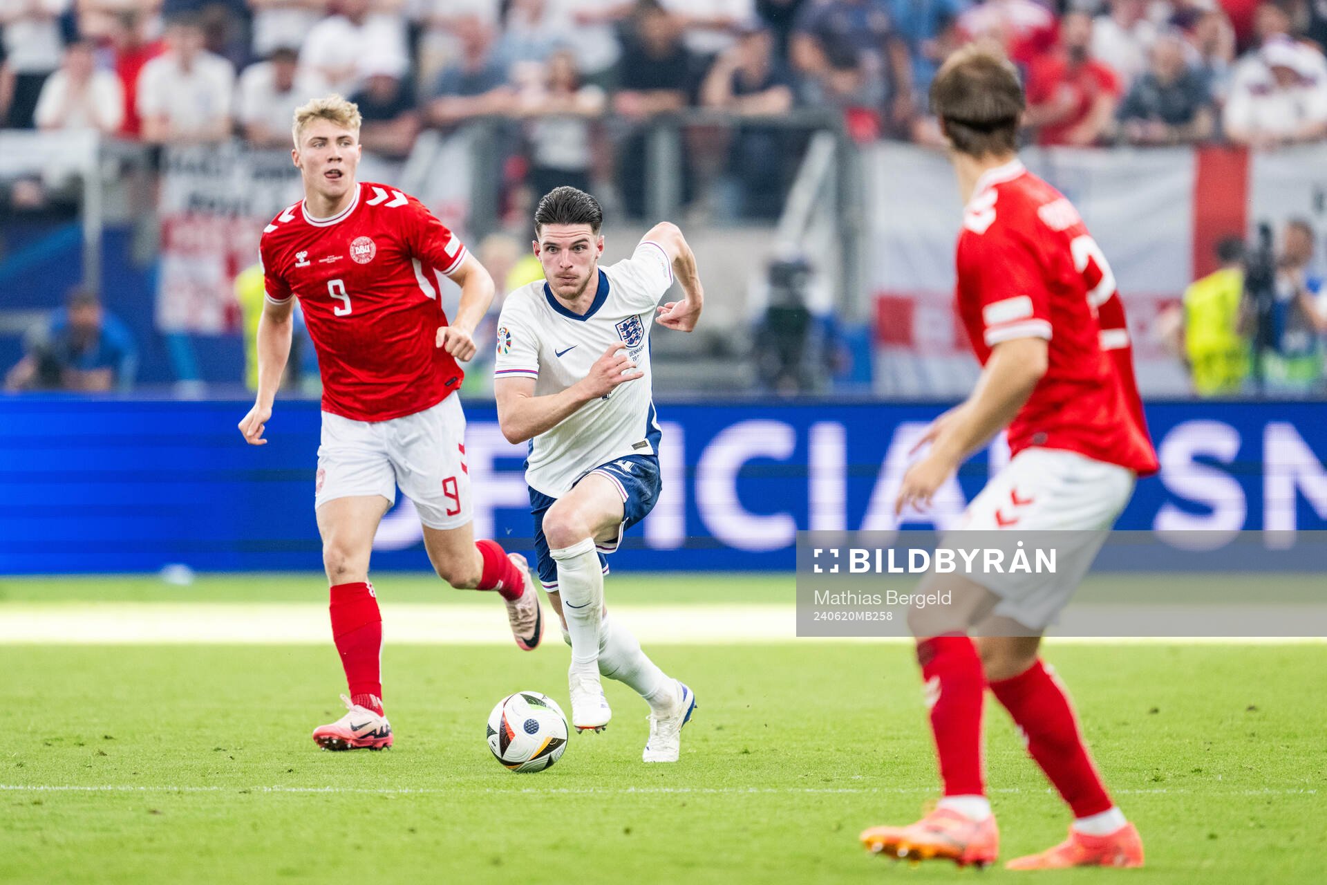 Rasmus Højlund of Denmark and Declan Rice of England
