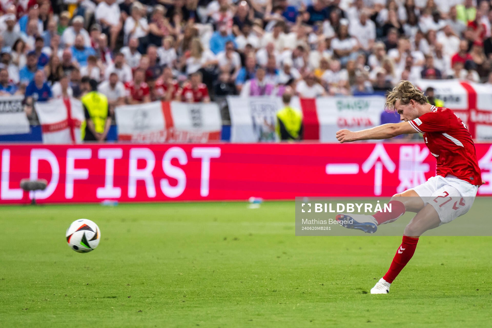 Morten Hjulmand of Denmark scores 1-1