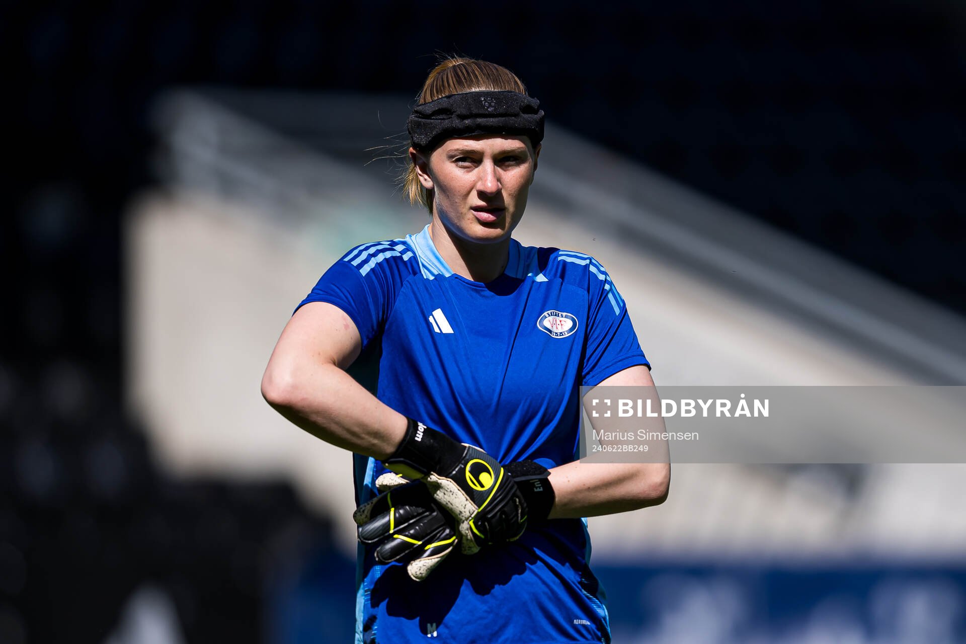 Tove Evelina Enblom of Vålerenga warms up