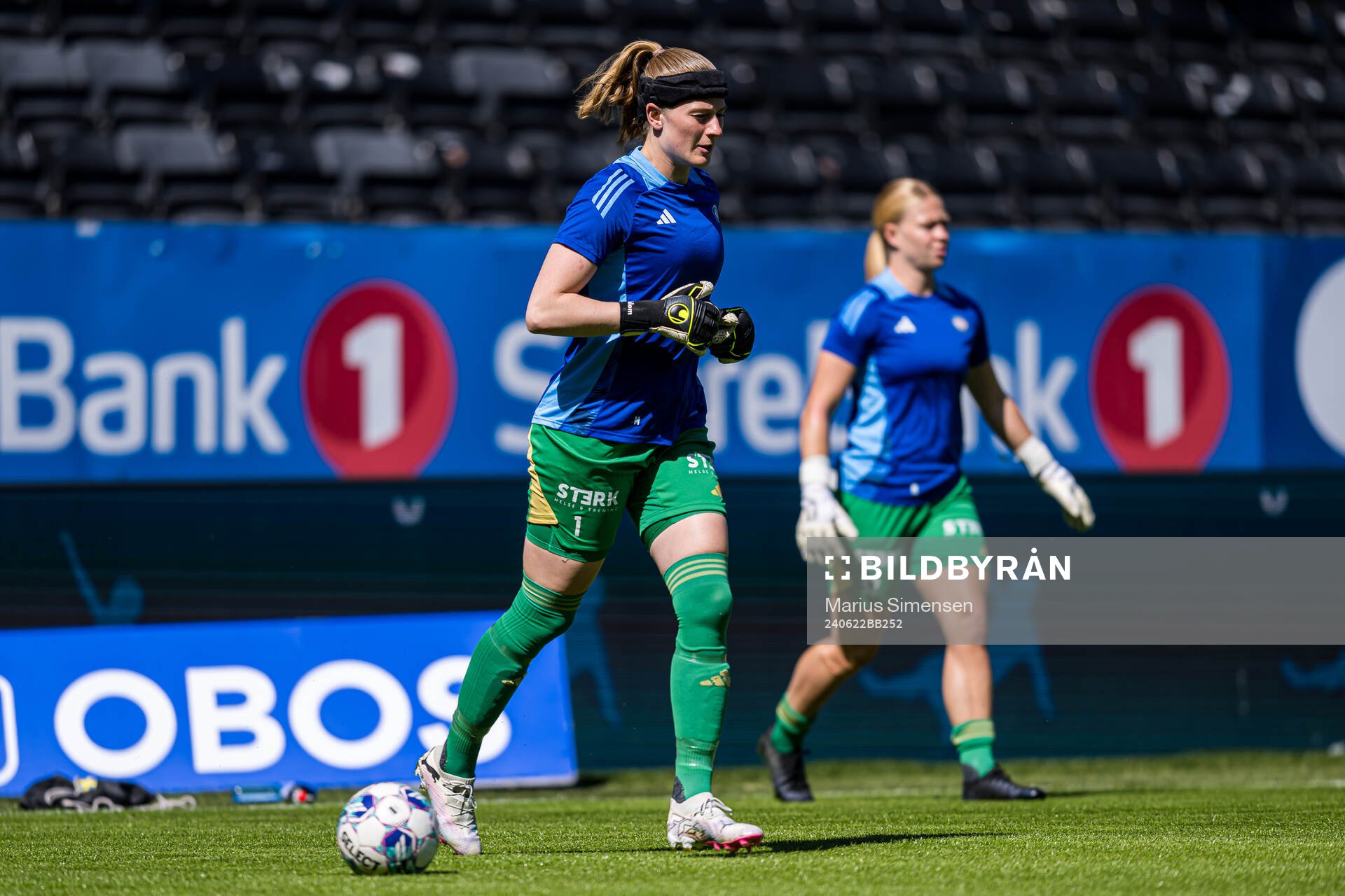 Tove Evelina Enblom of Vålerenga warms up