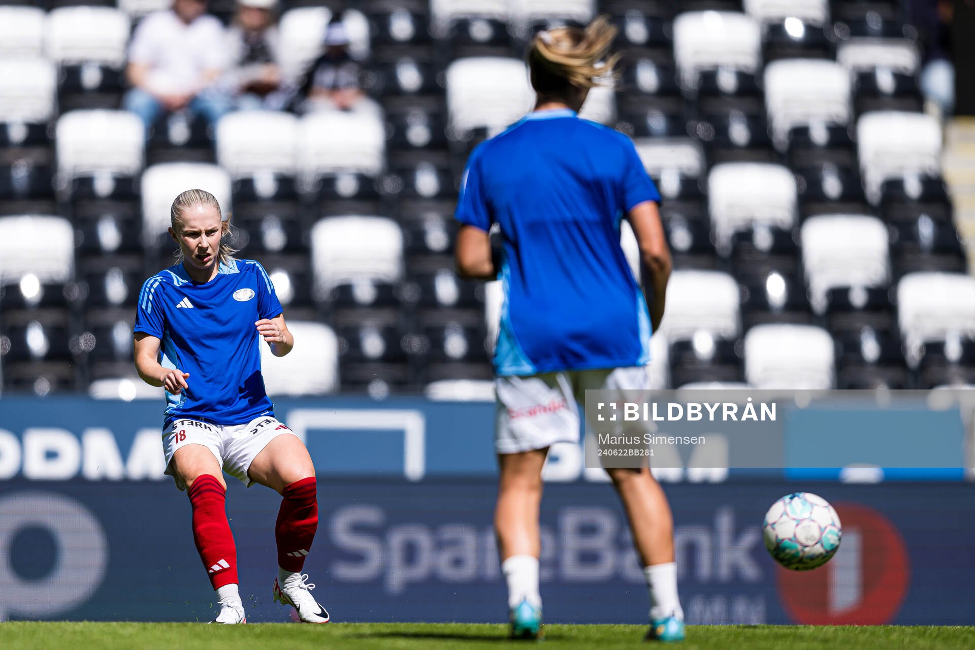Thea Bjelde of Vålerenga warms up
