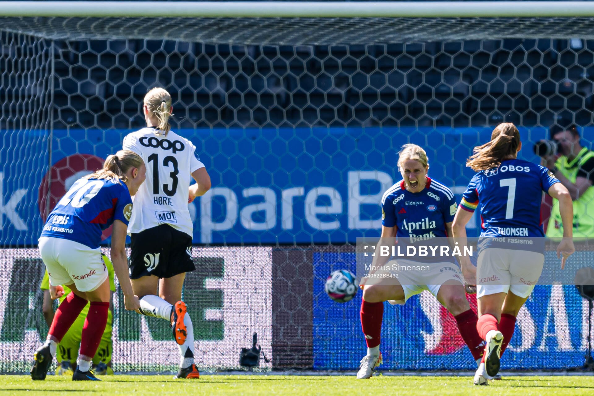 Elise Thorsnes of Vålerenga celebrates