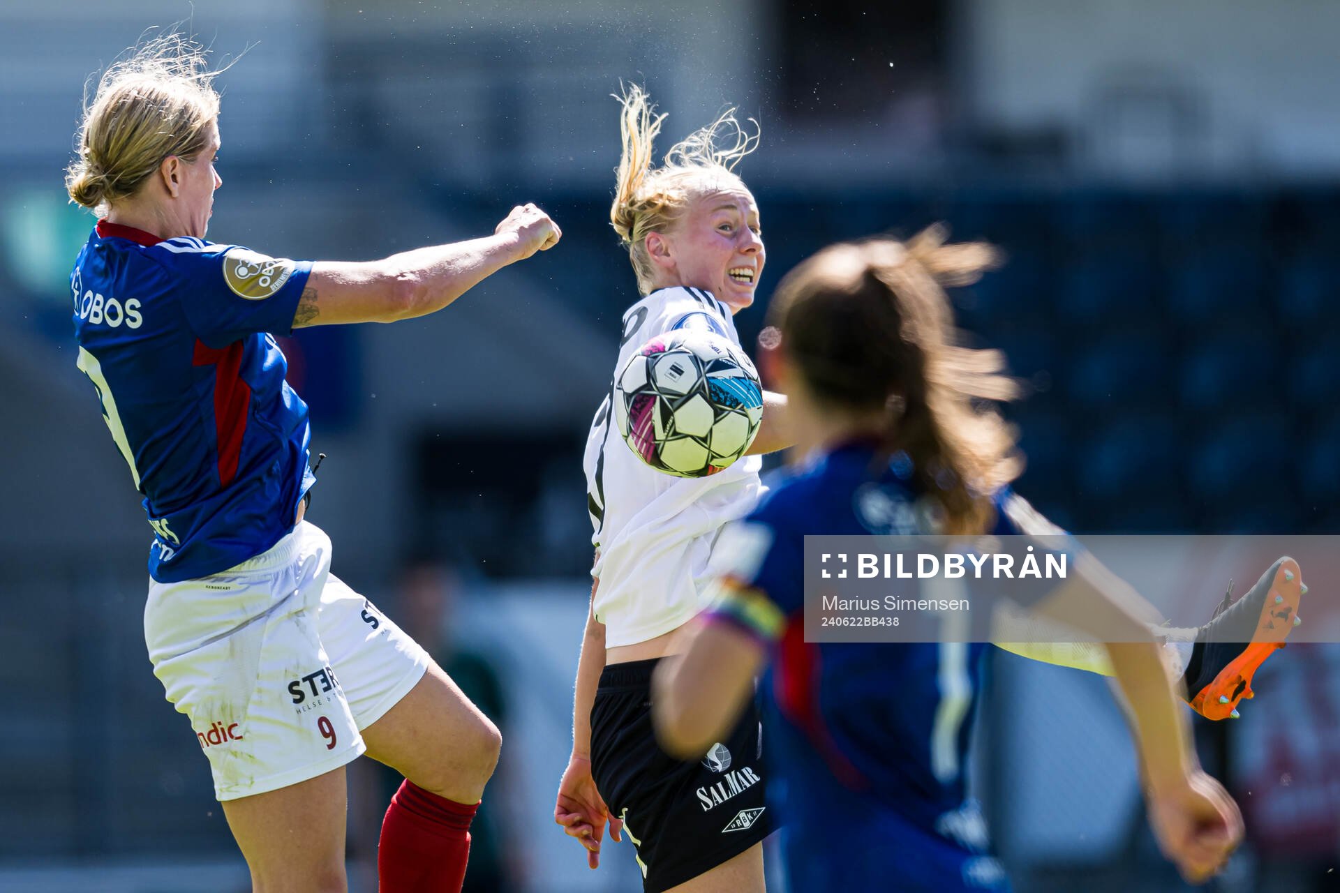 Elise Thorsnes of Vålerenga and Synne Amdahl Brønstad of