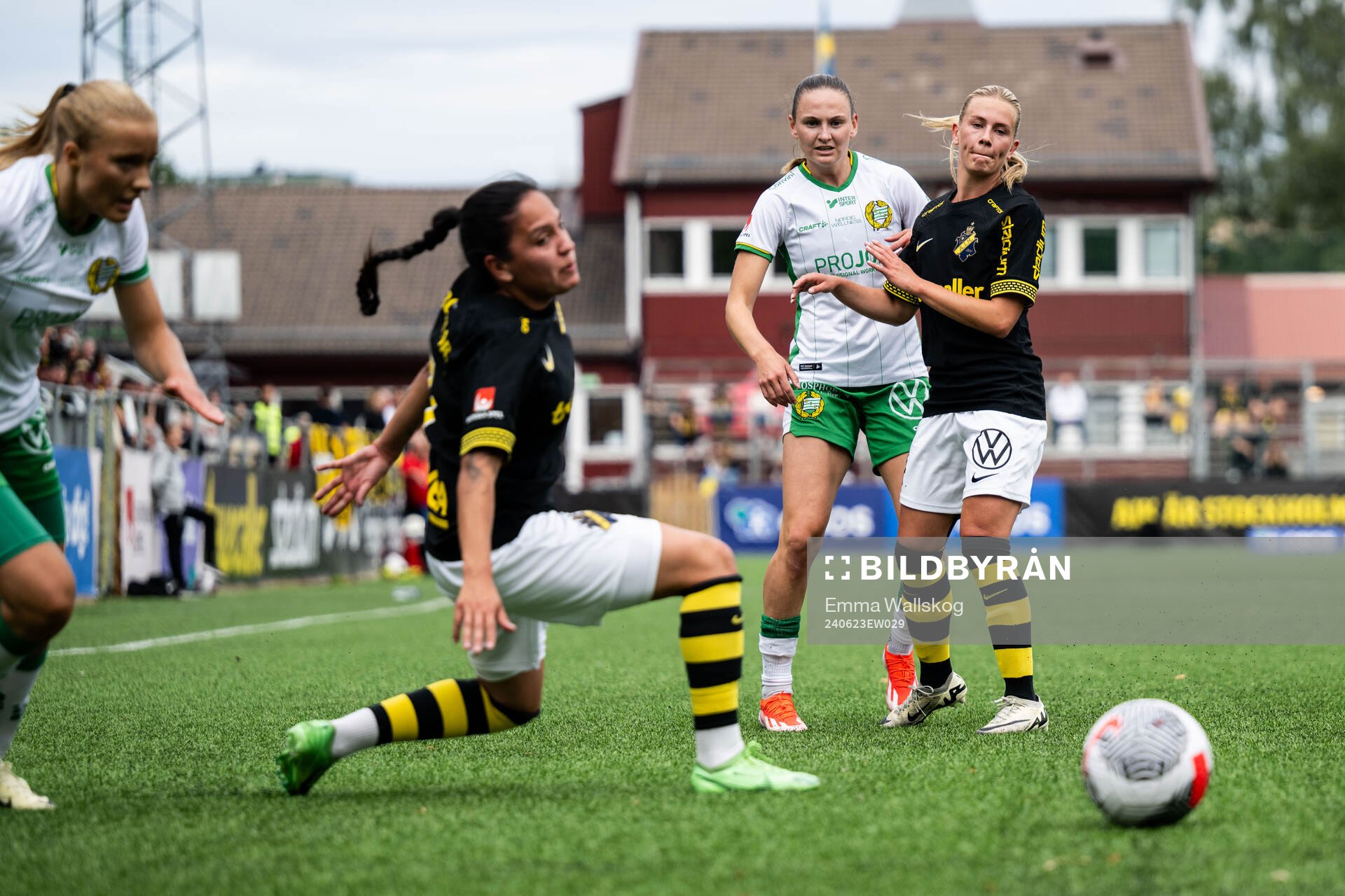Hammarbys Vilde Hasund och AIKs Olivia Lindstedt