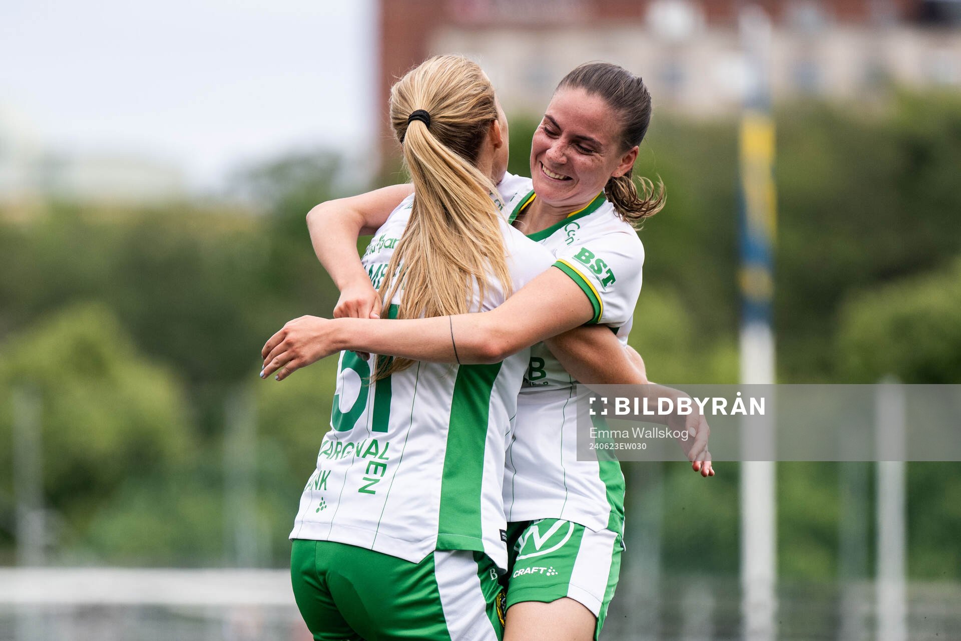 Hammarbys Smilla Holmberg jublar med Smilla Vallotto efter 0-1 under fotbollsmatchen i Damallsvenskan mellan AIK och Hammarby den 23 juni 2024 i Stockholm.