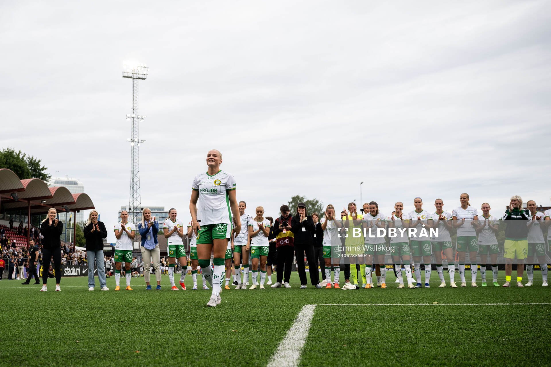 Hammarbys Klara Folkesson jublar med lagkamrater