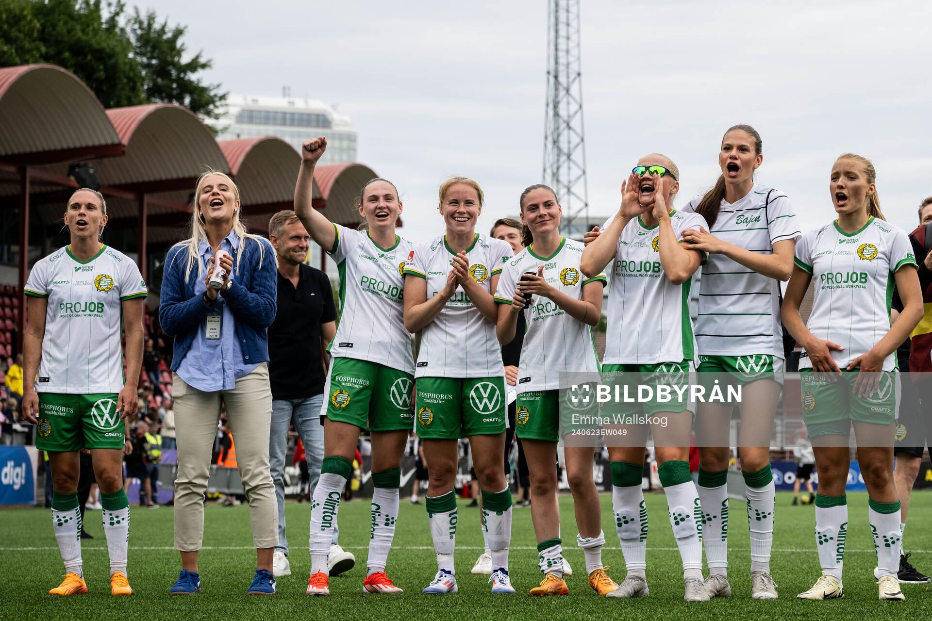 Hammarbys Jonna Andersson, Stina Lennartsson, Vilde Hasund, Julie Blakstad, Smilla Vallotto, Klara Folkesson, Bella Andersson och Smilla Holmberg jublar efter fotbollsmatchen i Damallsvenskan mellan AIK och Hammarby den 23 juni 2024 i Stockholm.