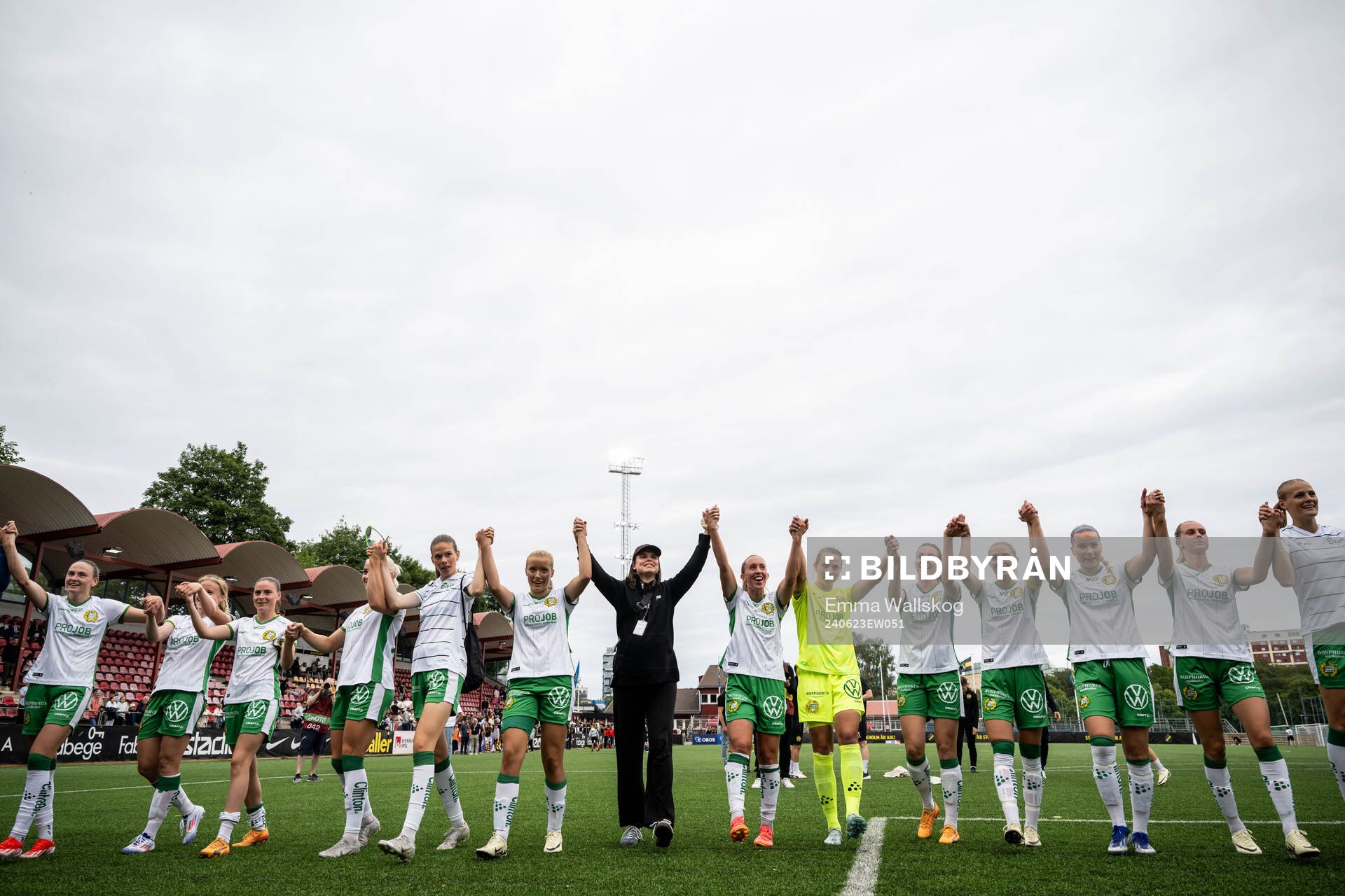 Hammarbys spelare jublar efter fotbollsmatchen i Damallsvenskan mellan AIK och Hammarby den 23 juni 2024 i Stockholm. 