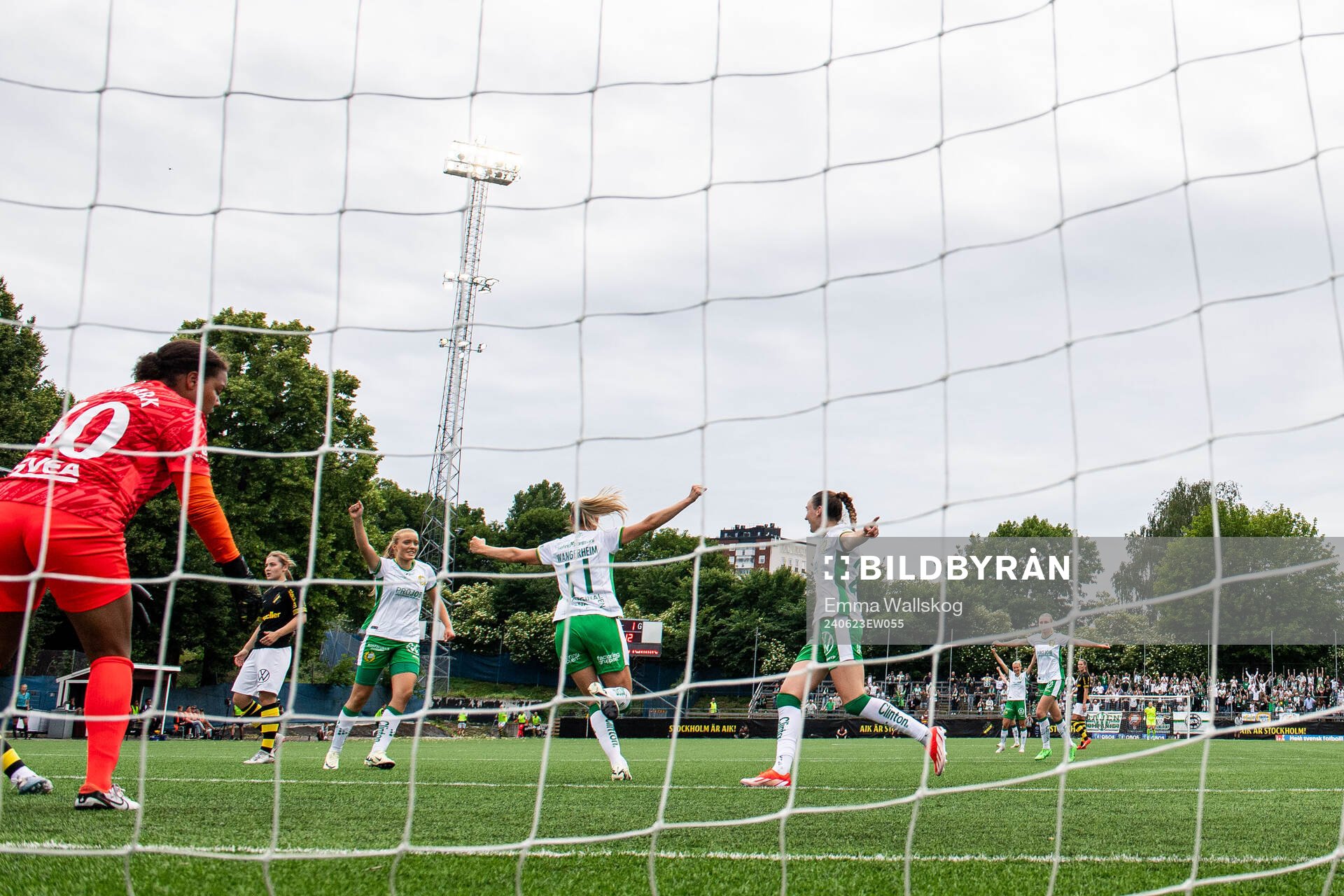Hammarbys Ellen Wangerheim jublar med Smilla Holmberg och