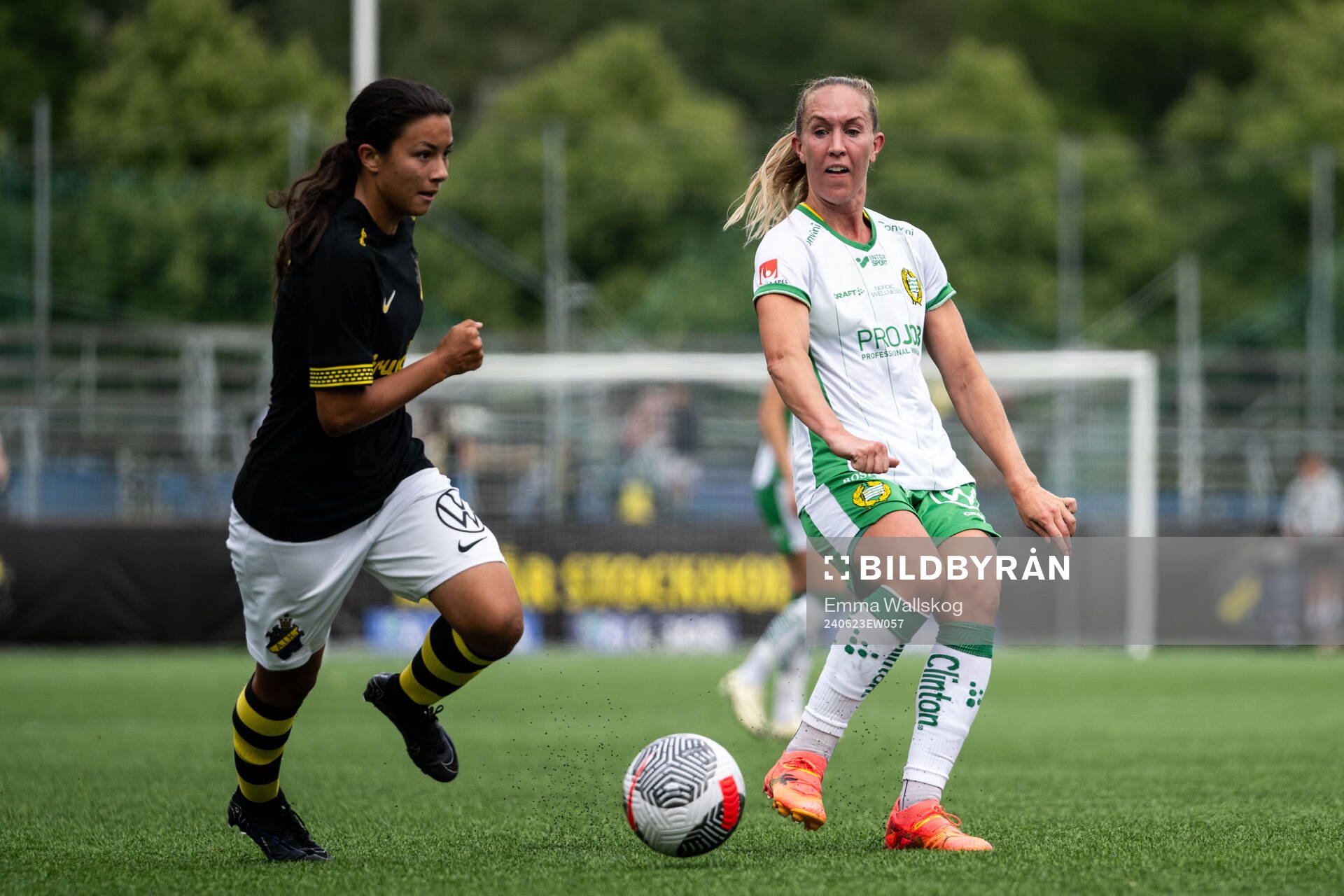 AIKs Annika Svensson och Hammarbys Julia Roddar