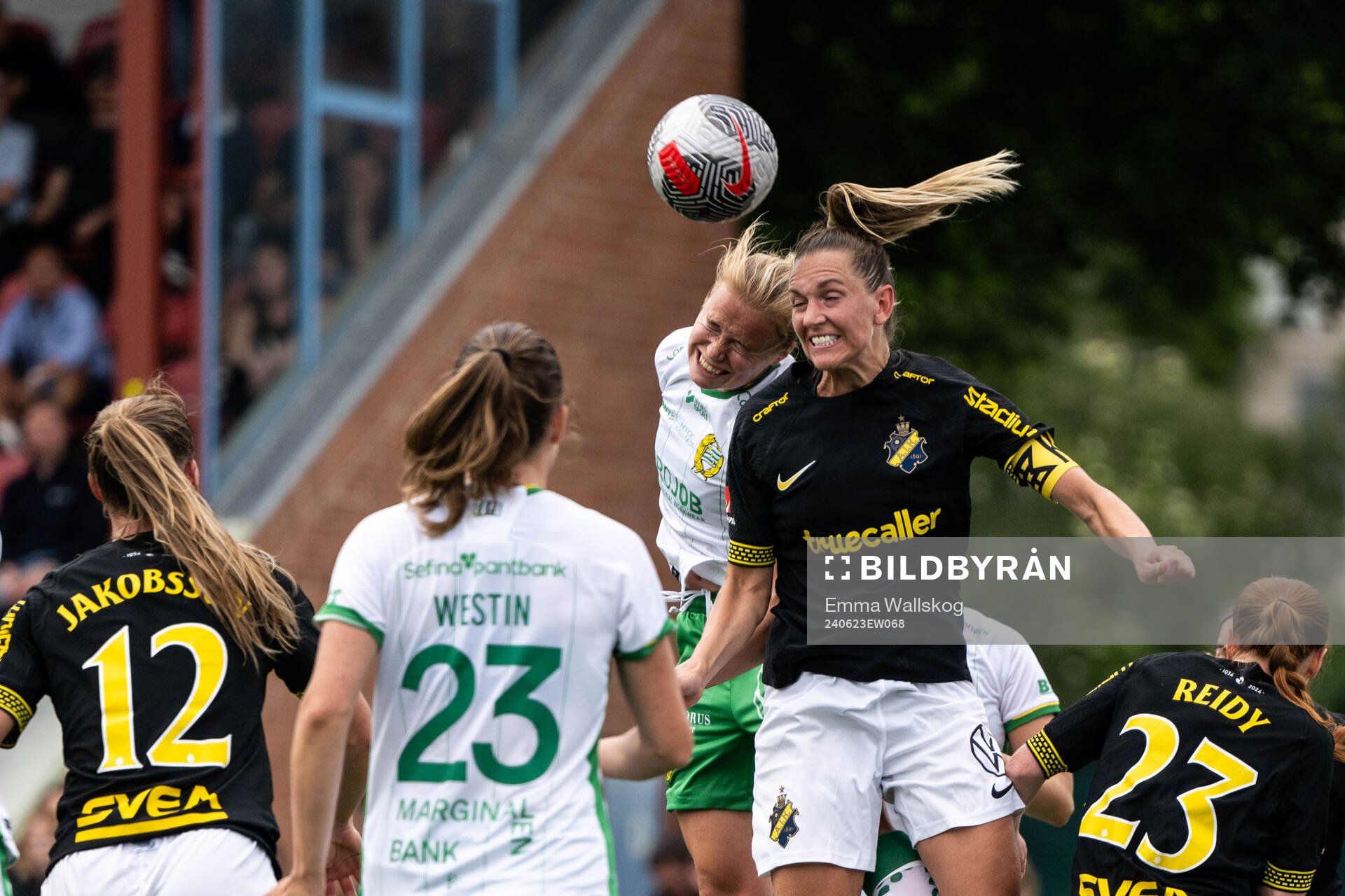 Hammarbys Julie Blakstad och AIKs Jennie Nordin