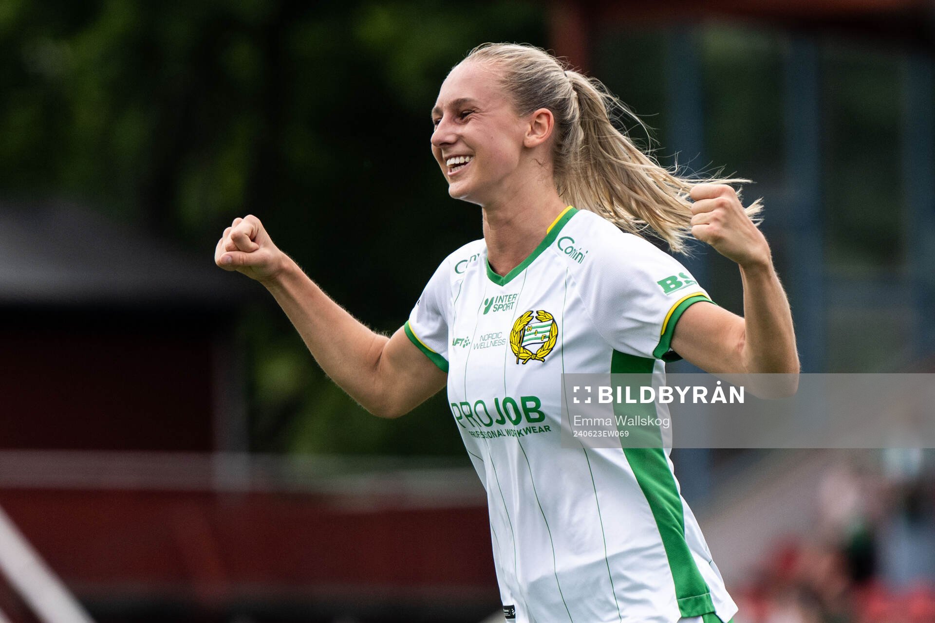 Hammarbys Ellen Wangerheim jublar efter 0-2 under fotbollsmatchen i Damallsvenskan mellan AIK och Hammarby den 23 juni 2024 i Stockholm. 