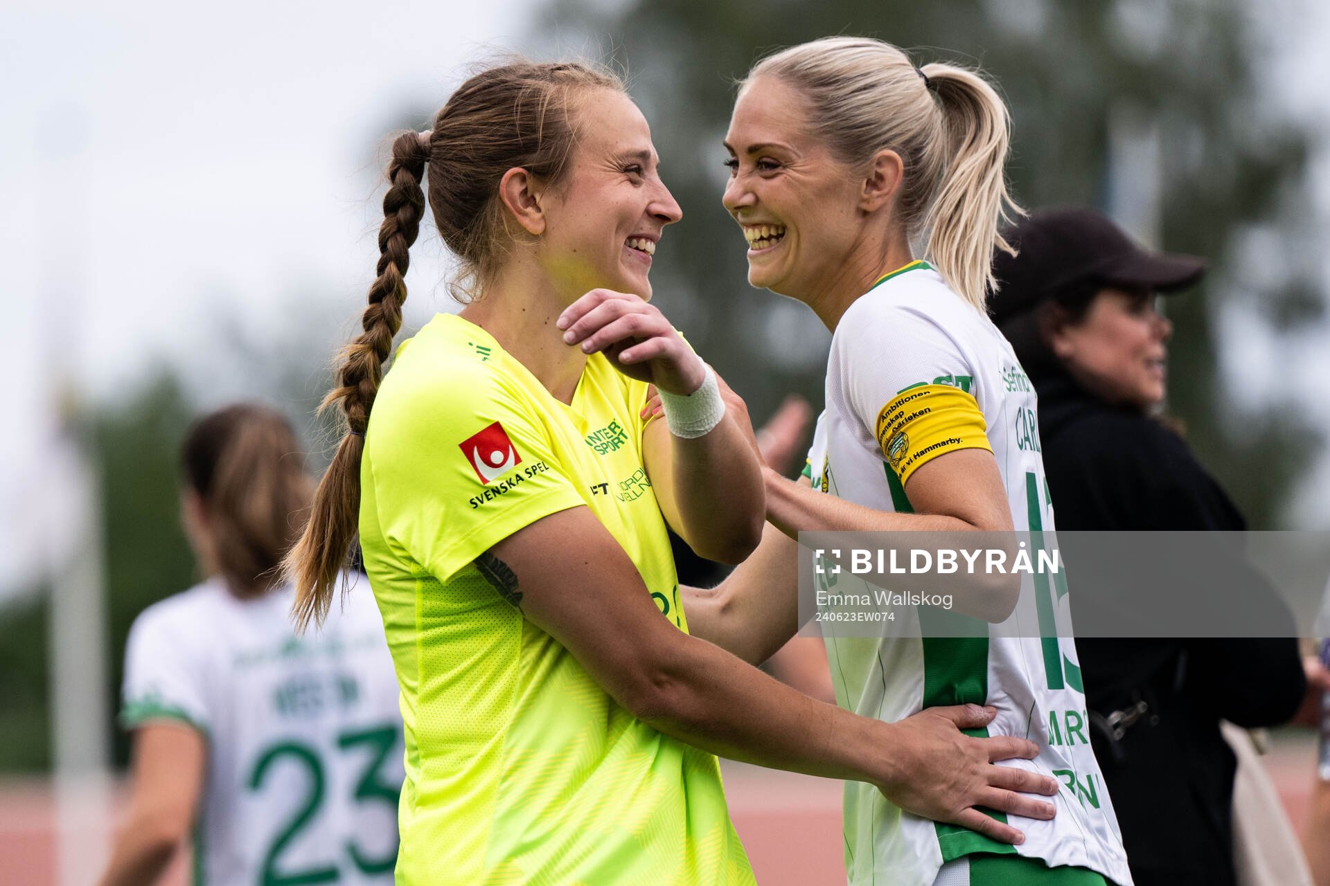 Hammarbys målvakt Anna Tamminen och Alice Carlsson jublar efter fotbollsmatchen i Damallsvenskan mellan AIK och Hammarby den 23 juni 2024 i Stockholm.