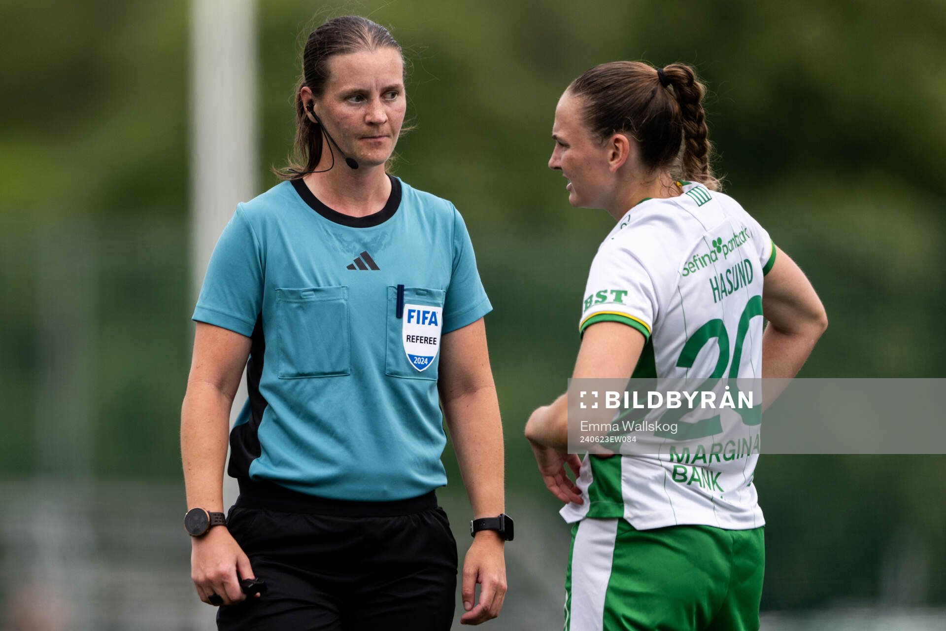 Domare Lovisa Johansson och Hammarbys Vilde Hasund under fotbollsmatchen i Damallsvenskan mellan AIK och Hammarby den 23 juni 2024 i Stockholm.