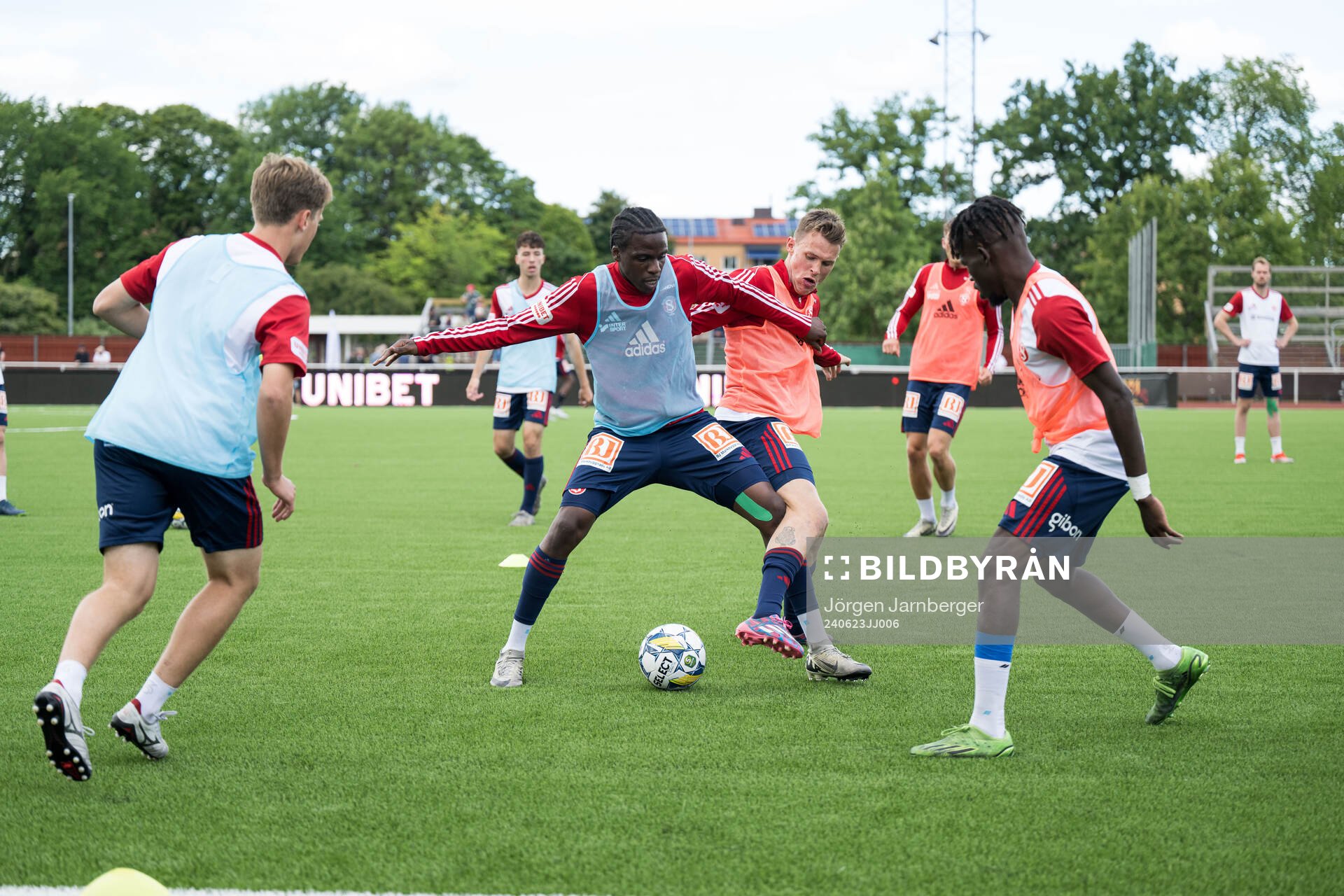 Sandvikens spelare värmer upp