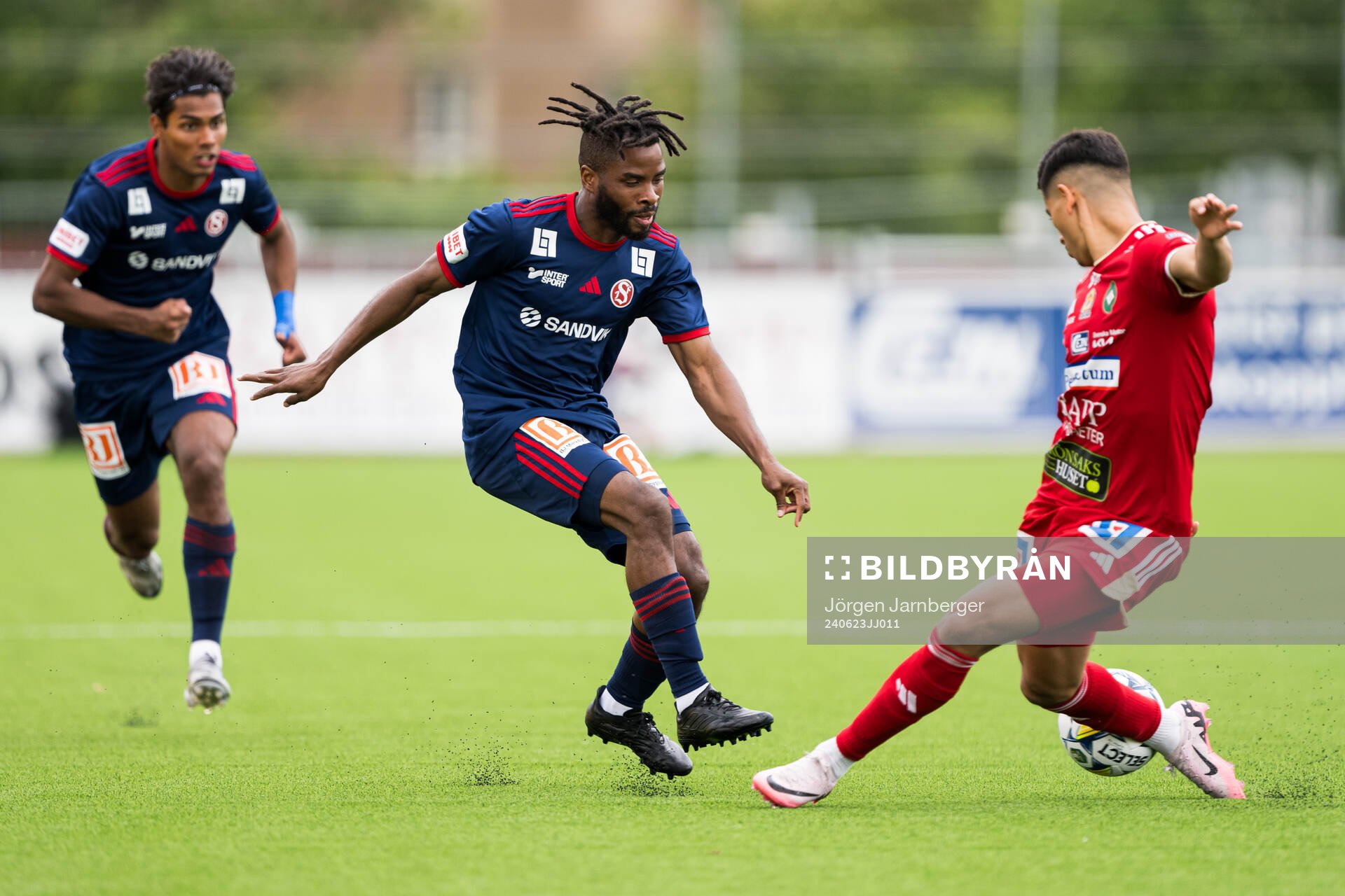 Sandvikens IFs John Junior Igbarumah och Skövde AIKs