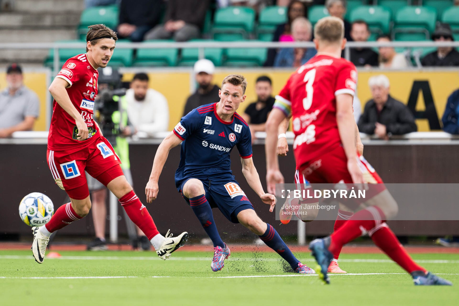 Skövde AIKs Fritiof Hellichius och Sandvikens IFs Daniel