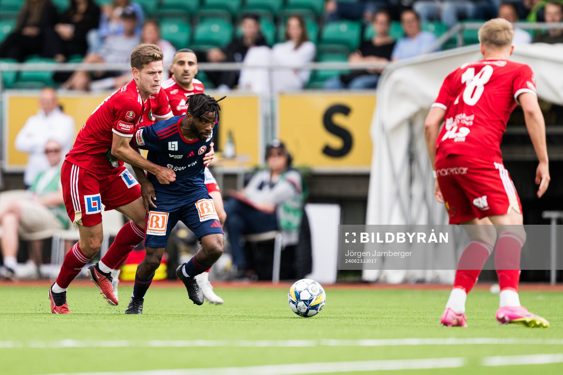 Skövde AIKs Žiga Ovsenek och Sandvikens IFs John Junior