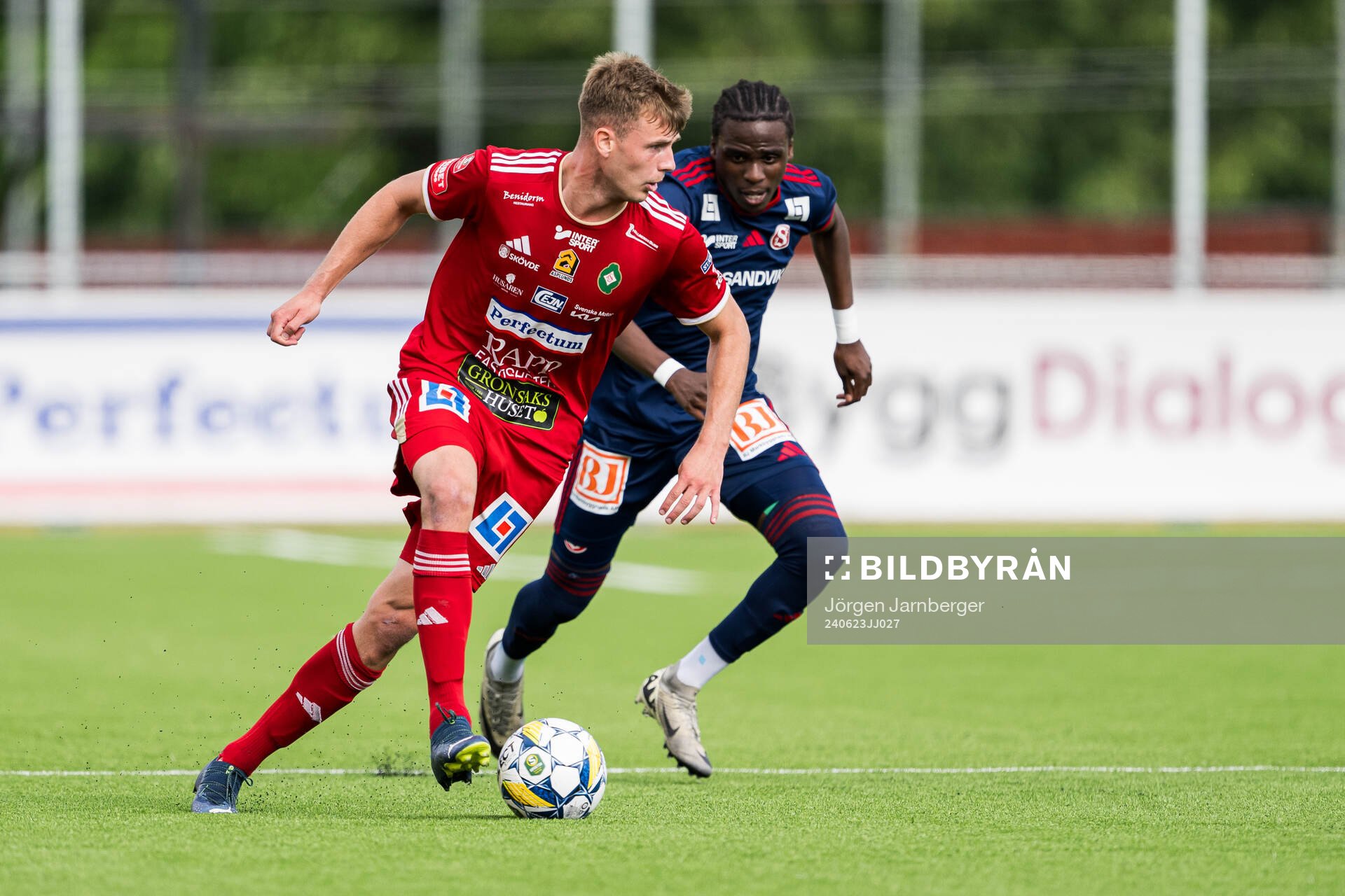 Skövde AIKs Filip Schyberg och Sandvikens IFs Calvin Kabuye under fotbollsmatchen i Superettan mellan Skövde AIK och Sandvikens IF den 23 juni 2024 i Skövde.
