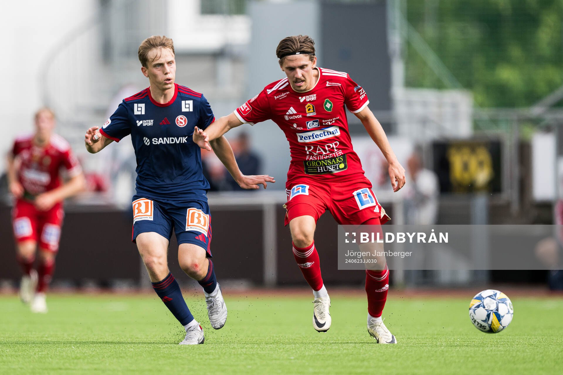 Sandvikens IFs Ludwig Malachowski Thorell och Skövde AIKs Fritiof Hellichius under fotbollsmatchen i Superettan mellan Skövde AIK och Sandvikens IF den 23 juni 2024 i Skövde.