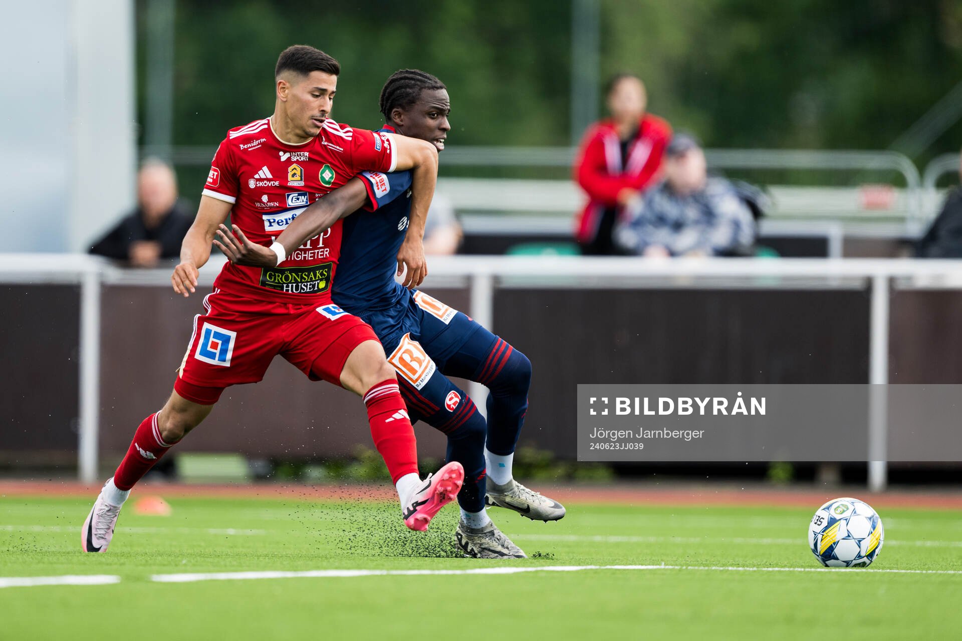 Skövde AIKs Marcus Mikhail och Sandvikens IFs Calvin Kabuye under fotbollsmatchen i Superettan mellan Skövde AIK och Sandvikens IF den 23 juni 2024 i Skövde.