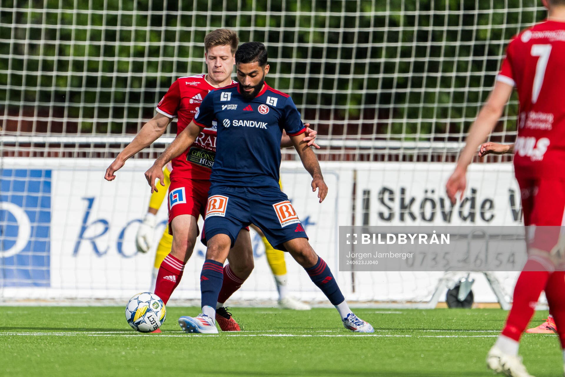 Skövde AIKs Žiga Ovsenek och Sandvikens IFs Amin Al-Hamawi